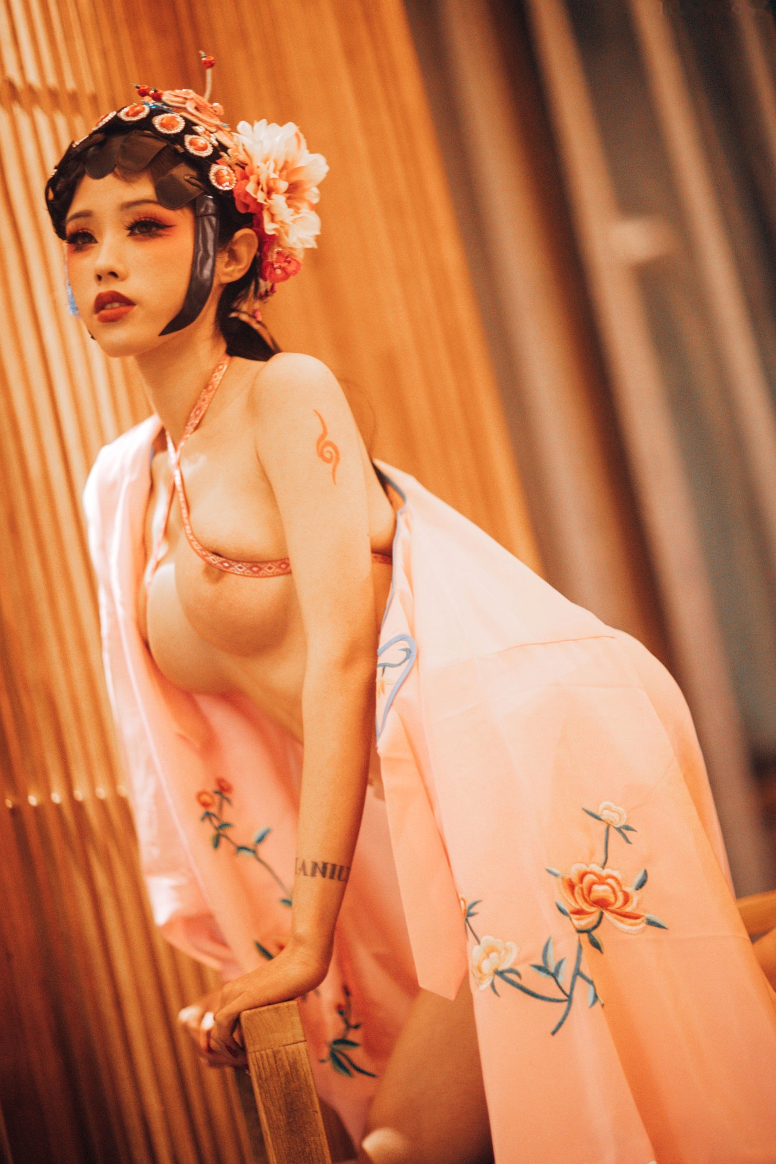 Gallery - 钛合金TiTi-潘金莲古风戏曲装，极致古典美学私房写真，魅惑眼妆风情万种，大尺度呈现惊艳东方尤物盛宴角色扮演私房照大尺度性感尤物 女神私房照_秀色女神 - image 12