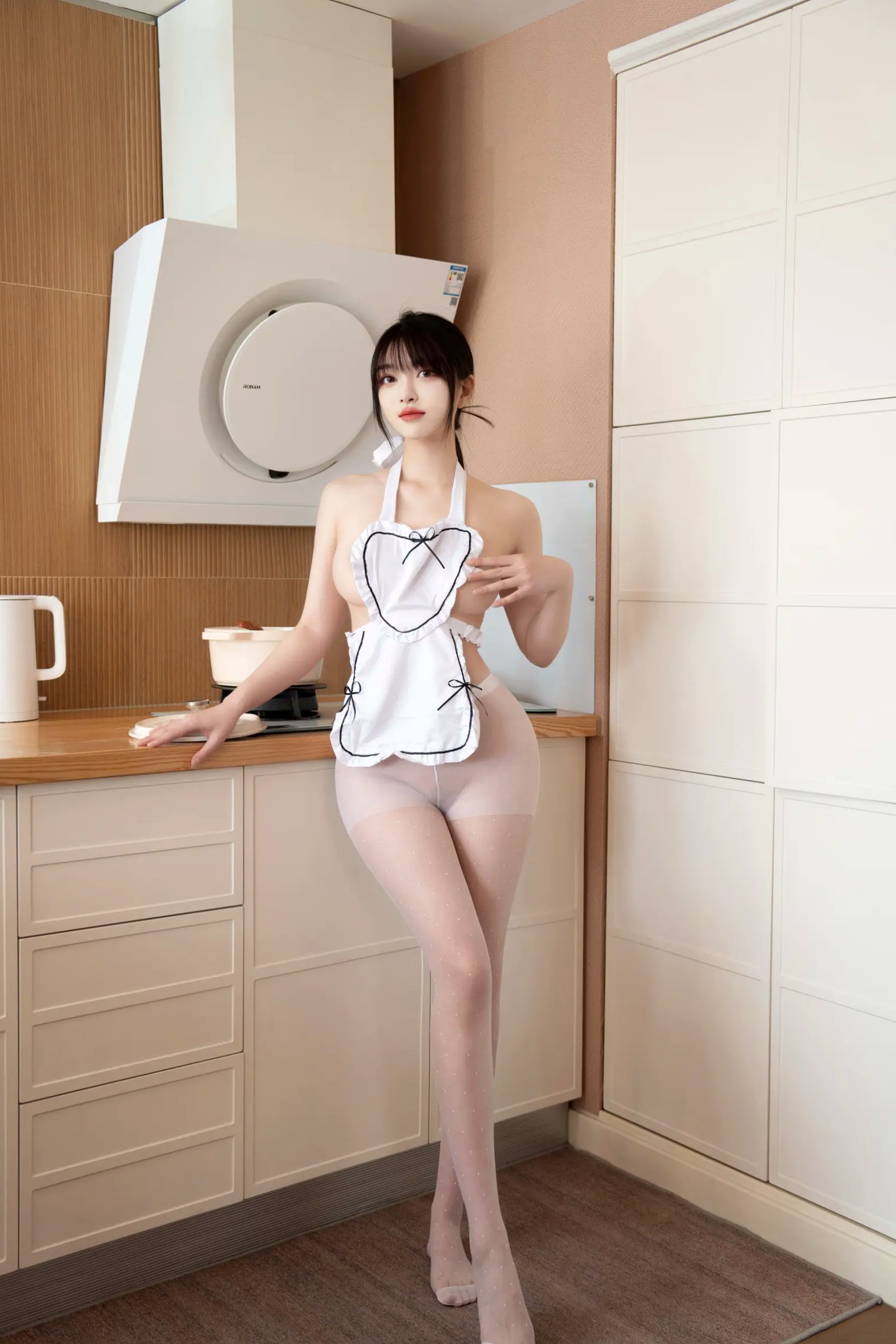 Gallery - 白露lulu - 性感小厨娘：围裙下的诱惑，丝袜美腿家居厨房私房写真 [70P]性感诱惑私房照家居丝袜 女神私房照_秀色女神 - image 7