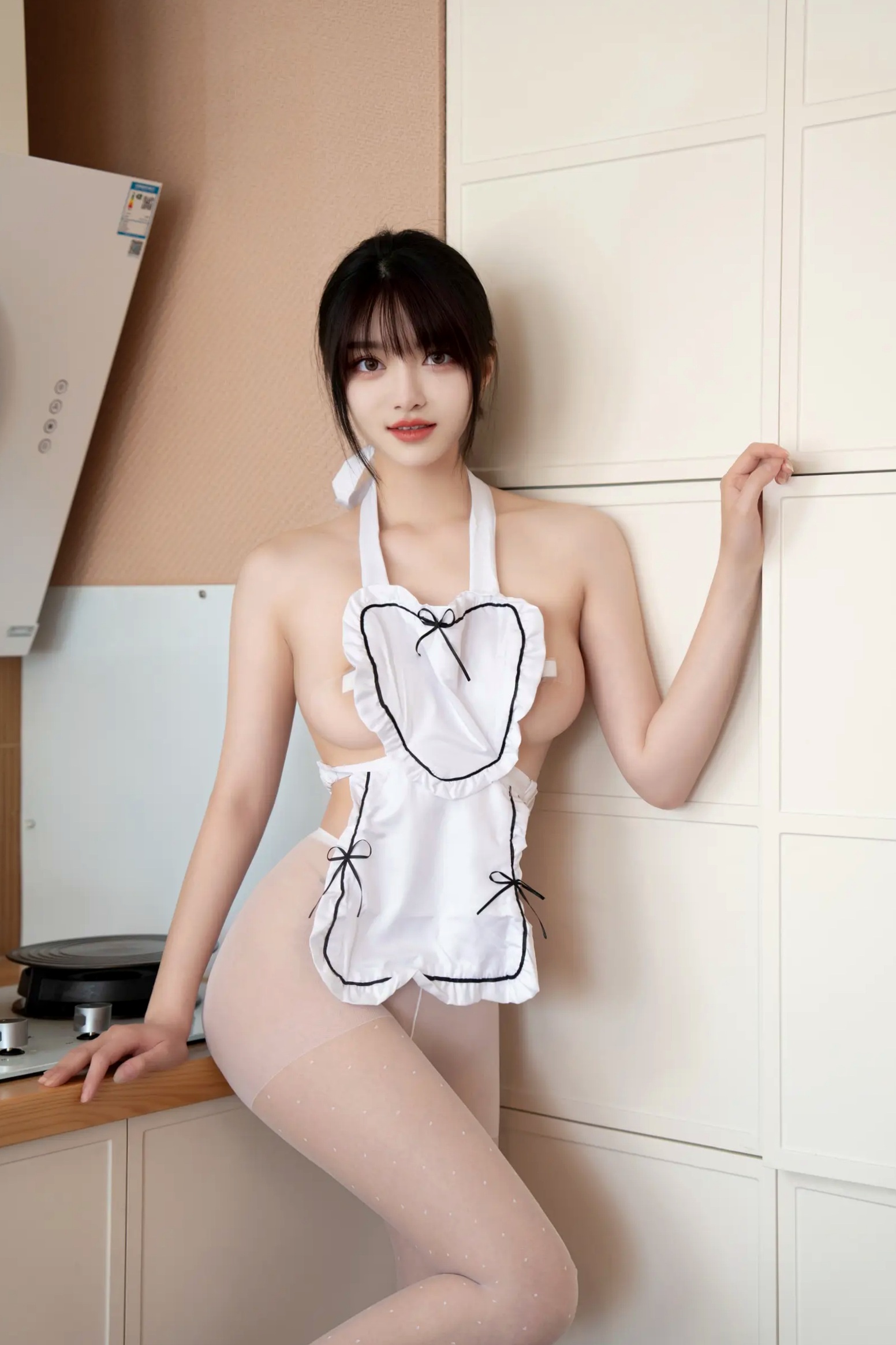 Gallery - 白露lulu - 性感小厨娘：围裙下的诱惑，丝袜美腿家居厨房私房写真 [70P]性感诱惑私房照家居丝袜 女神私房照_秀色女神 - image 14