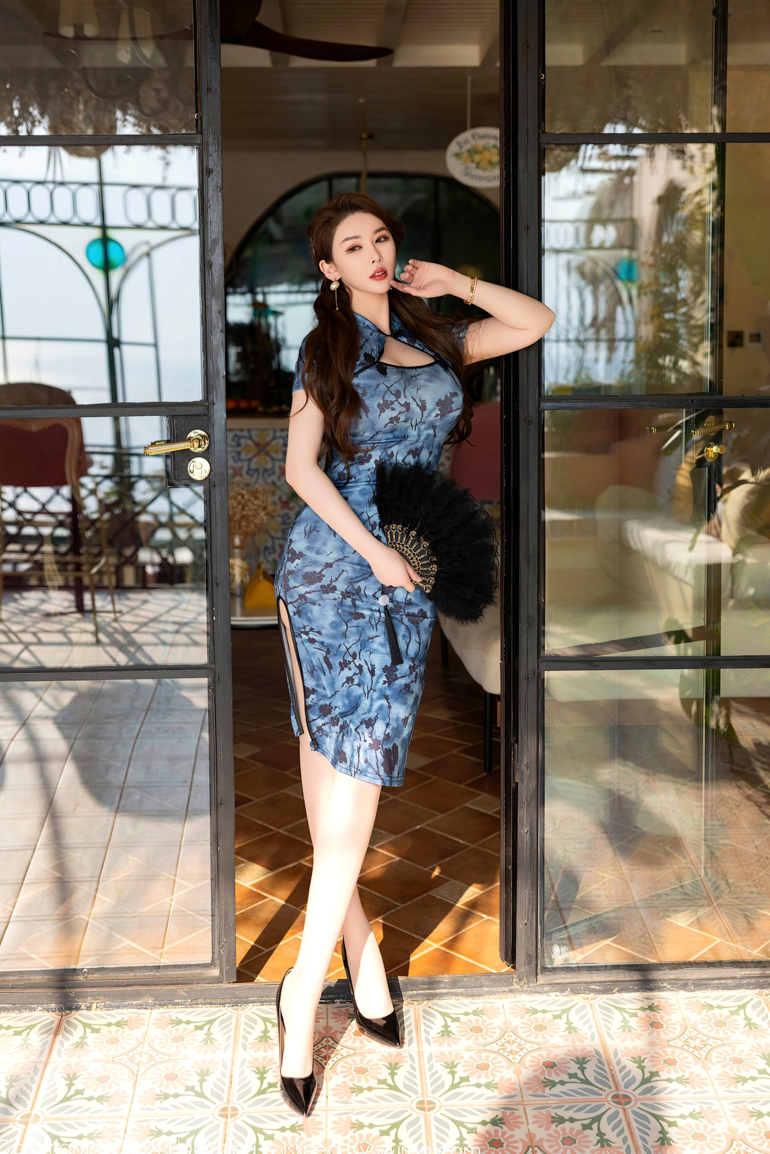Gallery - HuaYang花漾 - Flower-571-尤妮丝Egg-蓝色印花旗袍诱惑写真-深蓝蕾丝内衣-美腿丝袜-无圣光大尺度性感旗袍内衣诱惑无圣光 女神私房照_秀色女神 - image 2