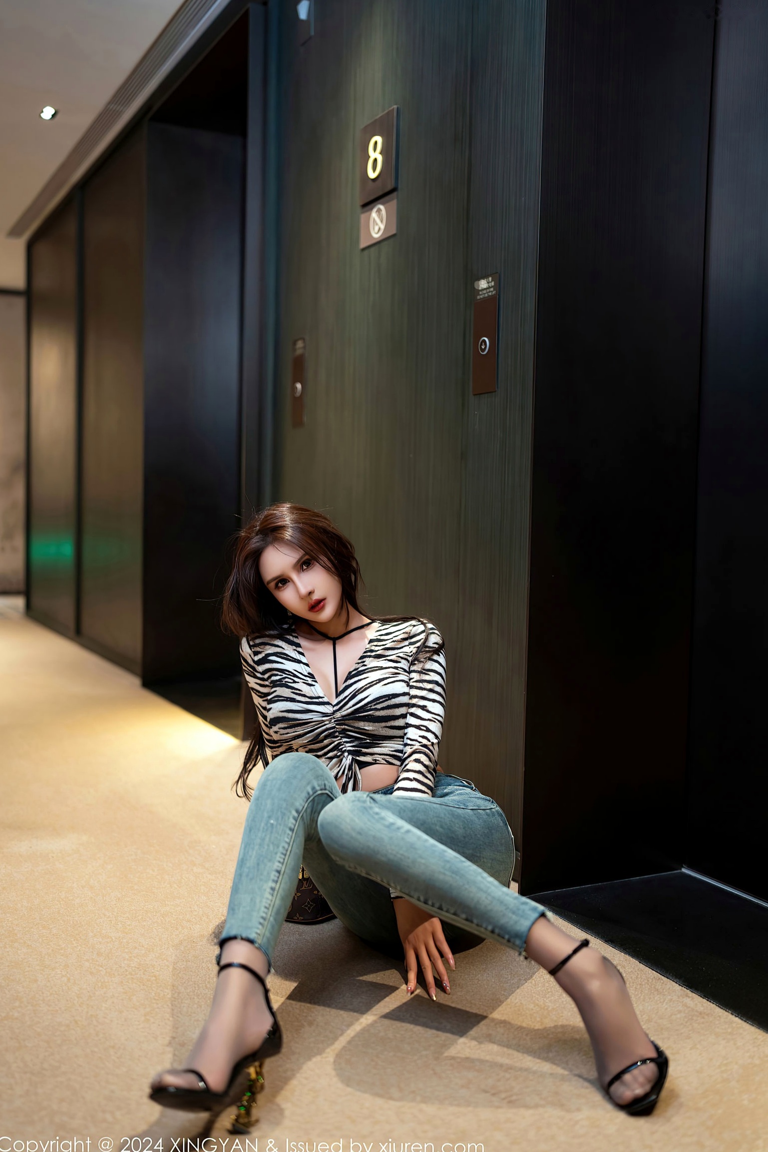 Gallery - XingYan星颜社- Star Face -224-Emily尹菲-斑马纹吊带与丝袜私房-酒店走廊风情-性感大尺度写真-2024.01.18星颜社- Star Face 性感丝袜私房照大尺度诱惑 女神私房照_秀色女神 - image 67