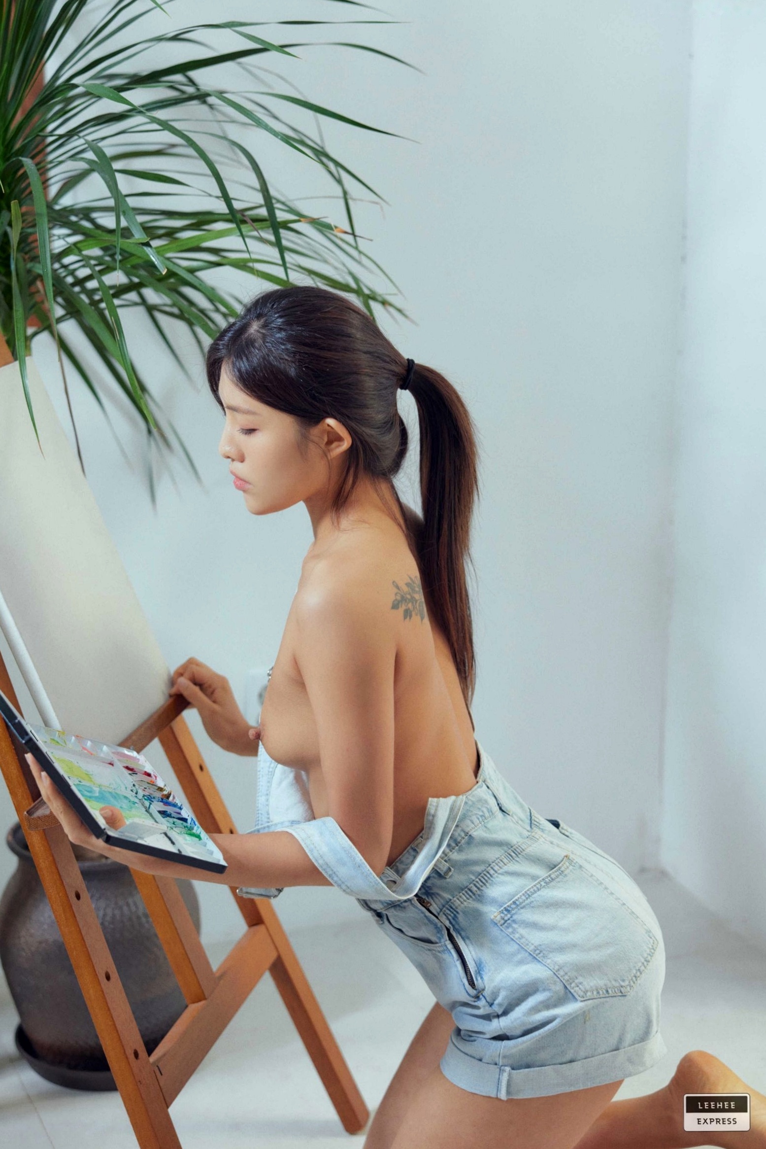 Gallery - 韩国美女Dayoung艺术画室主题写真：涂鸦艺术与牛仔背带裤的性感碰撞 – LEEHEE EXPRESS LEDB-222韩国性感私房照大尺度女神 女神私房照_秀色女神 - image 4