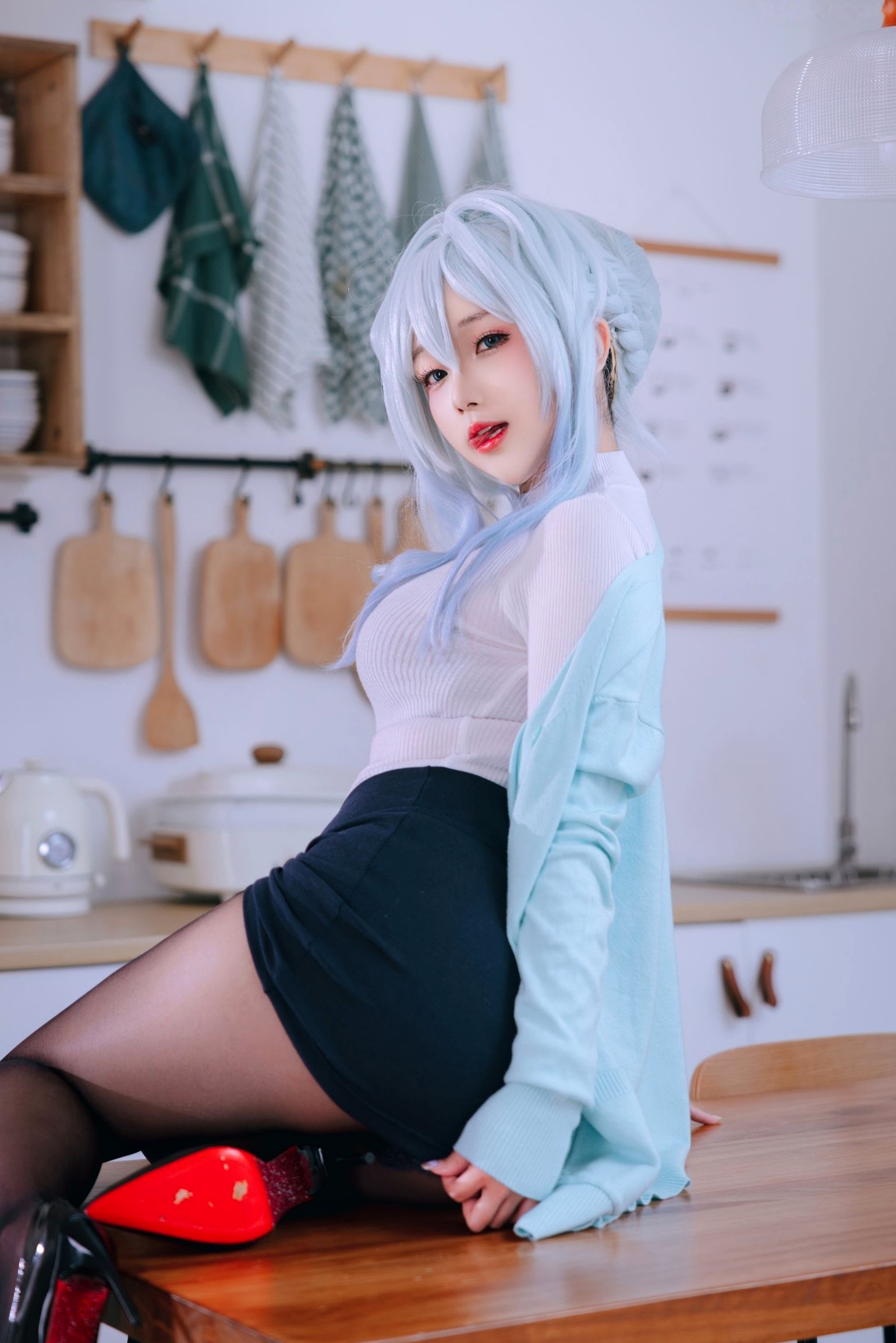 Gallery - 日奈娇-未亡人雪女角色扮演私房摄影，清冷蓝发魅惑性感内衣与居家美腿诱惑角色扮演性感私房照诱惑 女神私房照_秀色女神 - image 12