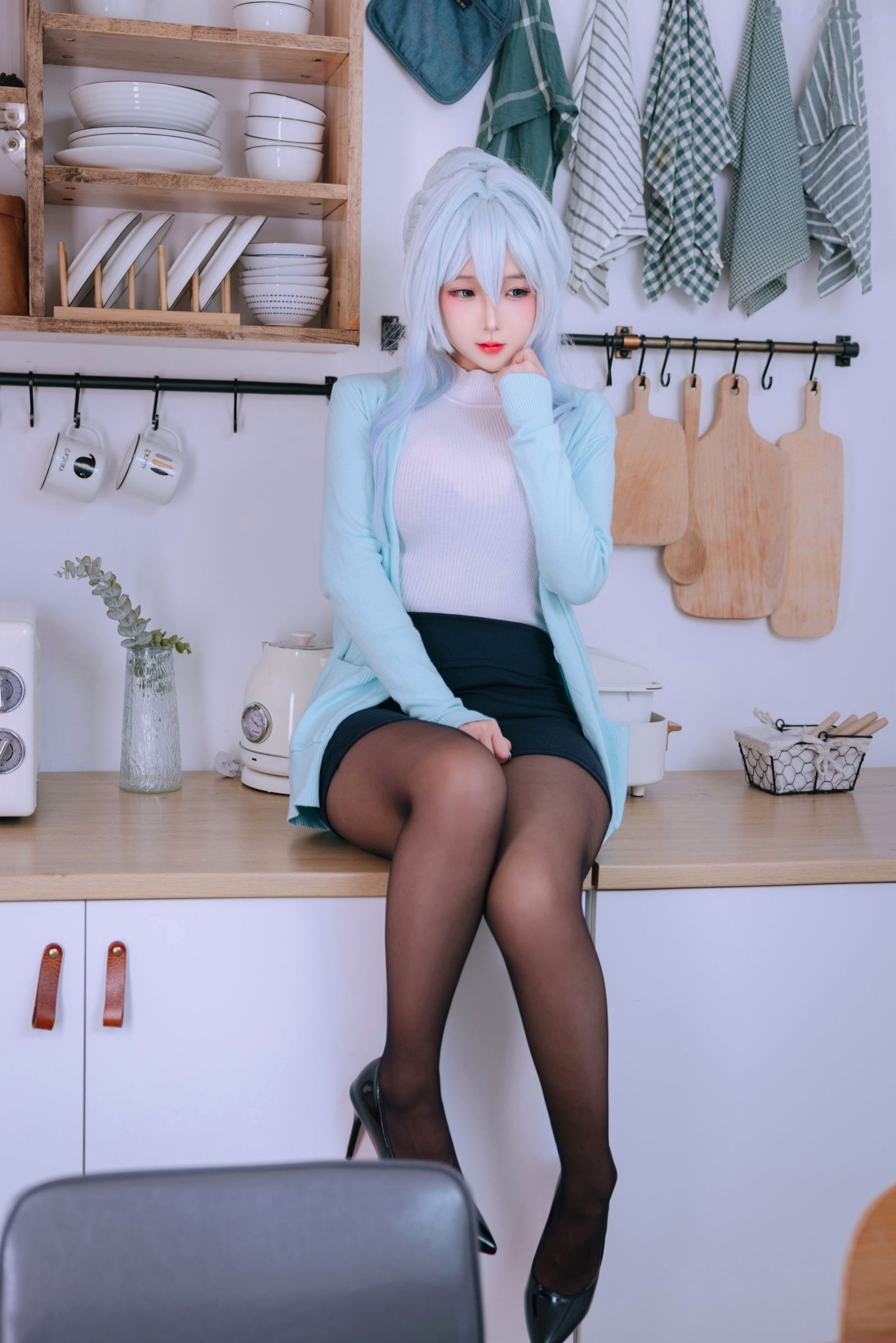 Gallery - 日奈娇-未亡人雪女角色扮演私房摄影，清冷蓝发魅惑性感内衣与居家美腿诱惑角色扮演性感私房照诱惑 女神私房照_秀色女神 - image 25