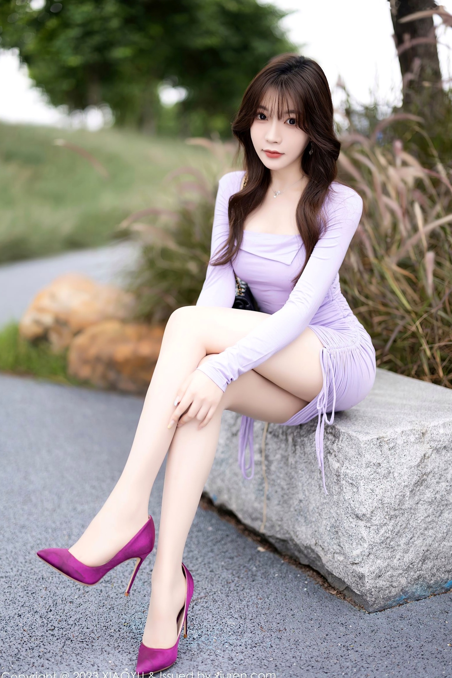 Gallery - XiaoYu语画界 - Painting World -徐莉芝：淡紫色紧身连衣短裙，车厢内的诱惑美拍，尽显女神气质与修长美腿语画界 - Painting World 性感女神美腿诱惑私房照 女神私房照_秀色女神 - image 13