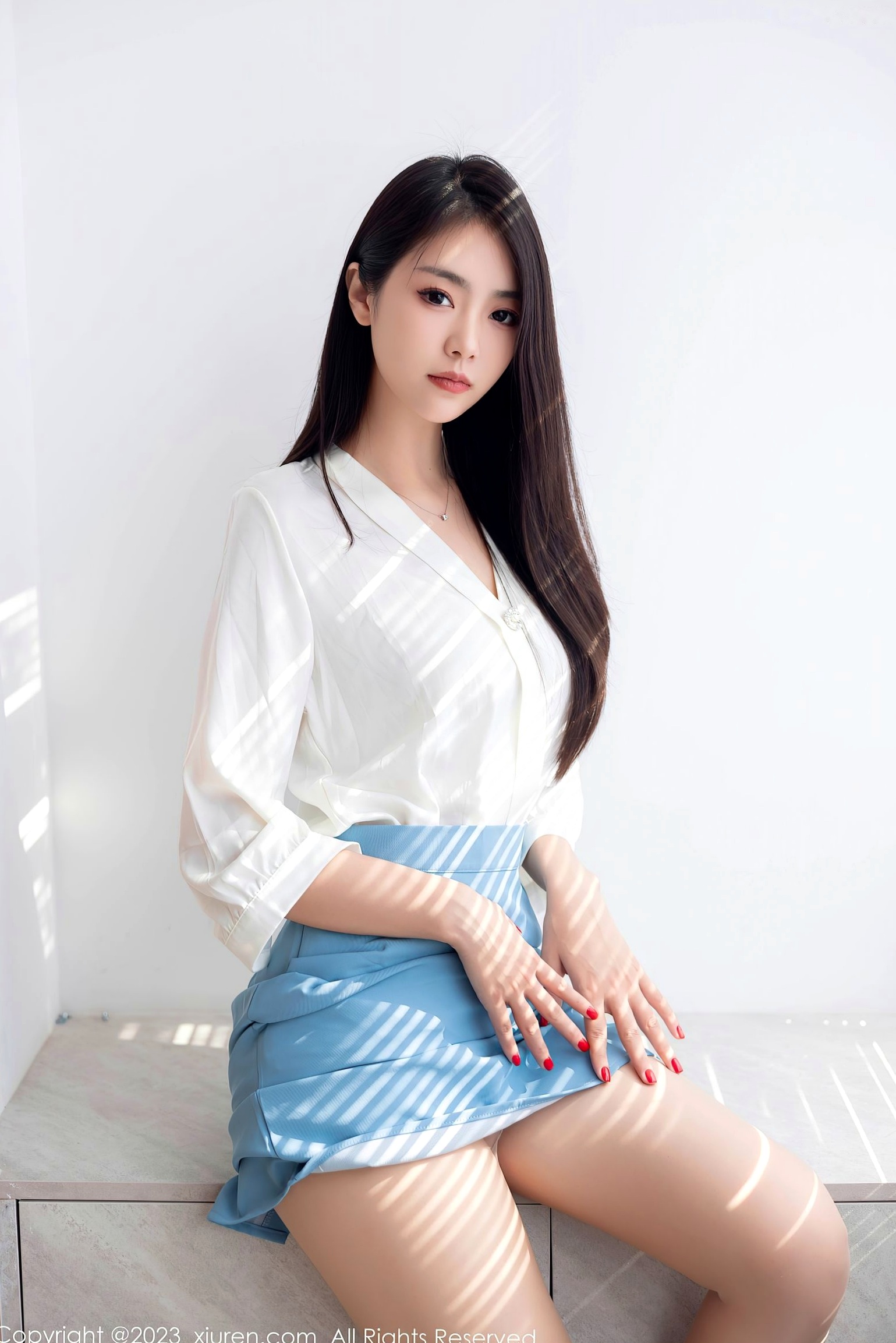 Gallery - XiuRen秀人网 - XiuRen -7314-可樂Vicky白衬衫蓝短裙，极致丝袜美腿高跟鞋，职场OL风格女神写真秀人网 - XiuRen 制服美腿丝袜性感私房照 女神私房照_秀色女神 - image 4