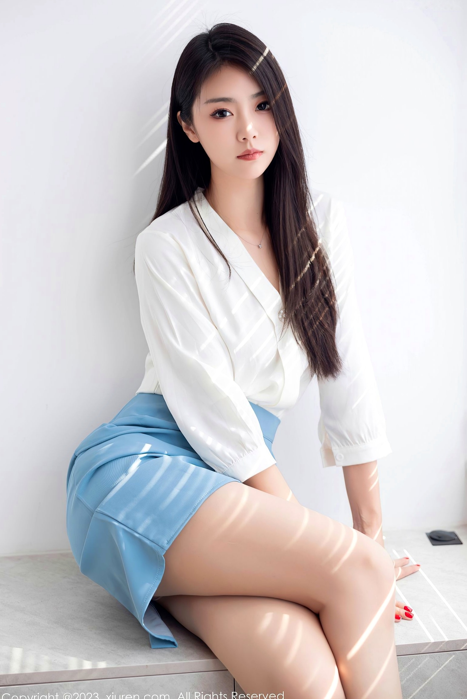Gallery - XiuRen秀人网 - XiuRen -7314-可樂Vicky白衬衫蓝短裙，极致丝袜美腿高跟鞋，职场OL风格女神写真秀人网 - XiuRen 制服美腿丝袜性感私房照 女神私房照_秀色女神 - image 10