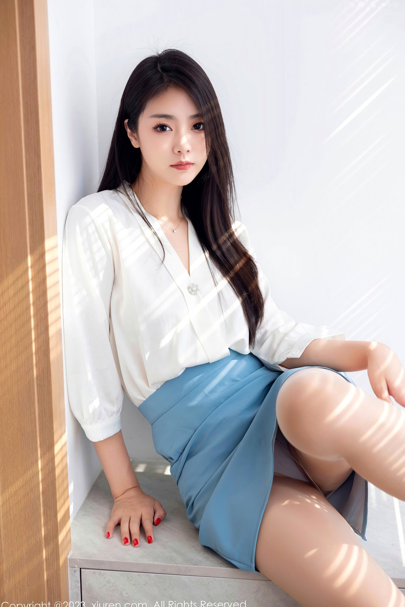 Gallery - XiuRen秀人网 - XiuRen -7314-可樂Vicky白衬衫蓝短裙，极致丝袜美腿高跟鞋，职场OL风格女神写真秀人网 - XiuRen 制服美腿丝袜性感私房照 女神私房照_秀色女神 - image 12