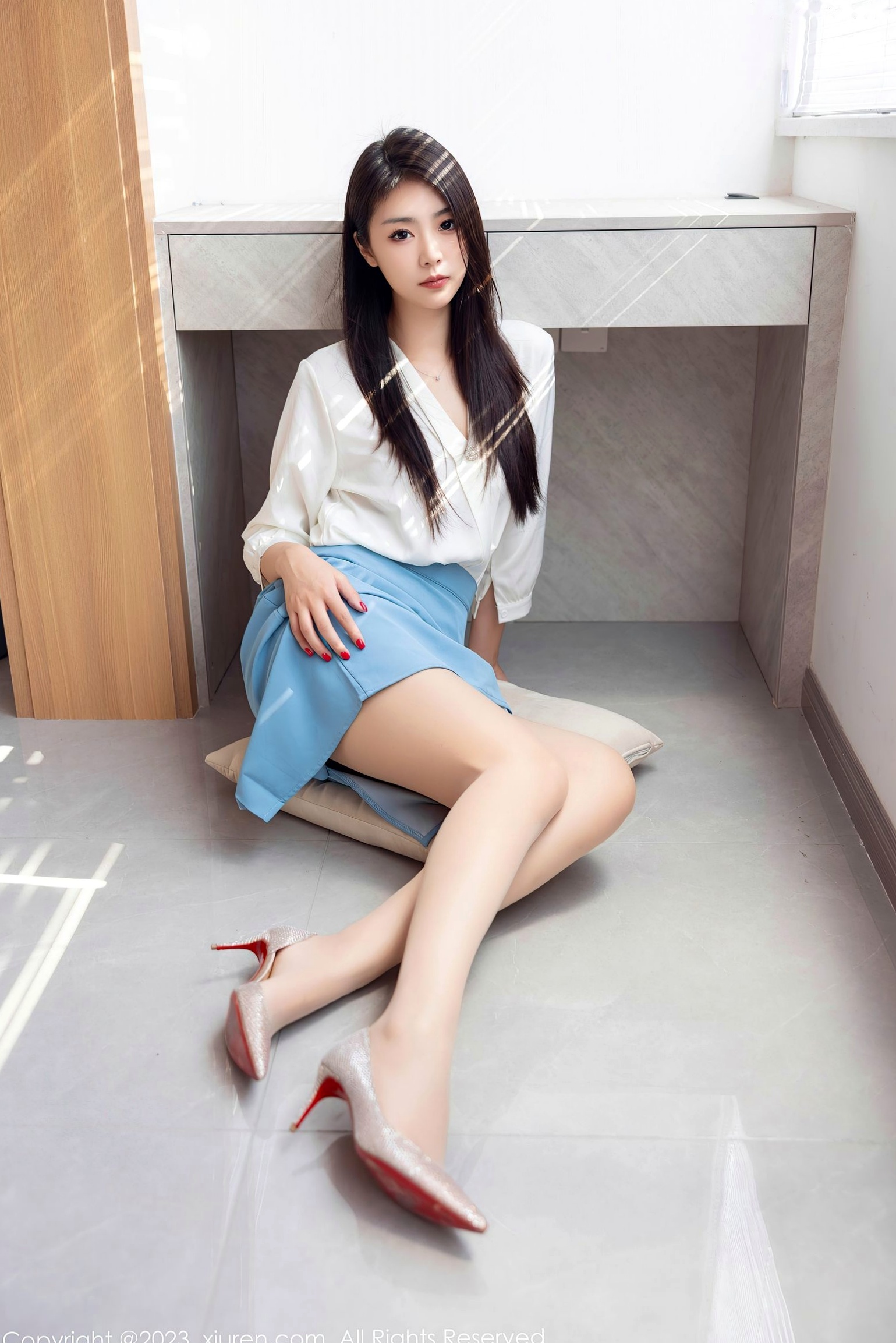 Gallery - XiuRen秀人网 - XiuRen -7314-可樂Vicky白衬衫蓝短裙，极致丝袜美腿高跟鞋，职场OL风格女神写真秀人网 - XiuRen 制服美腿丝袜性感私房照 女神私房照_秀色女神 - image 15