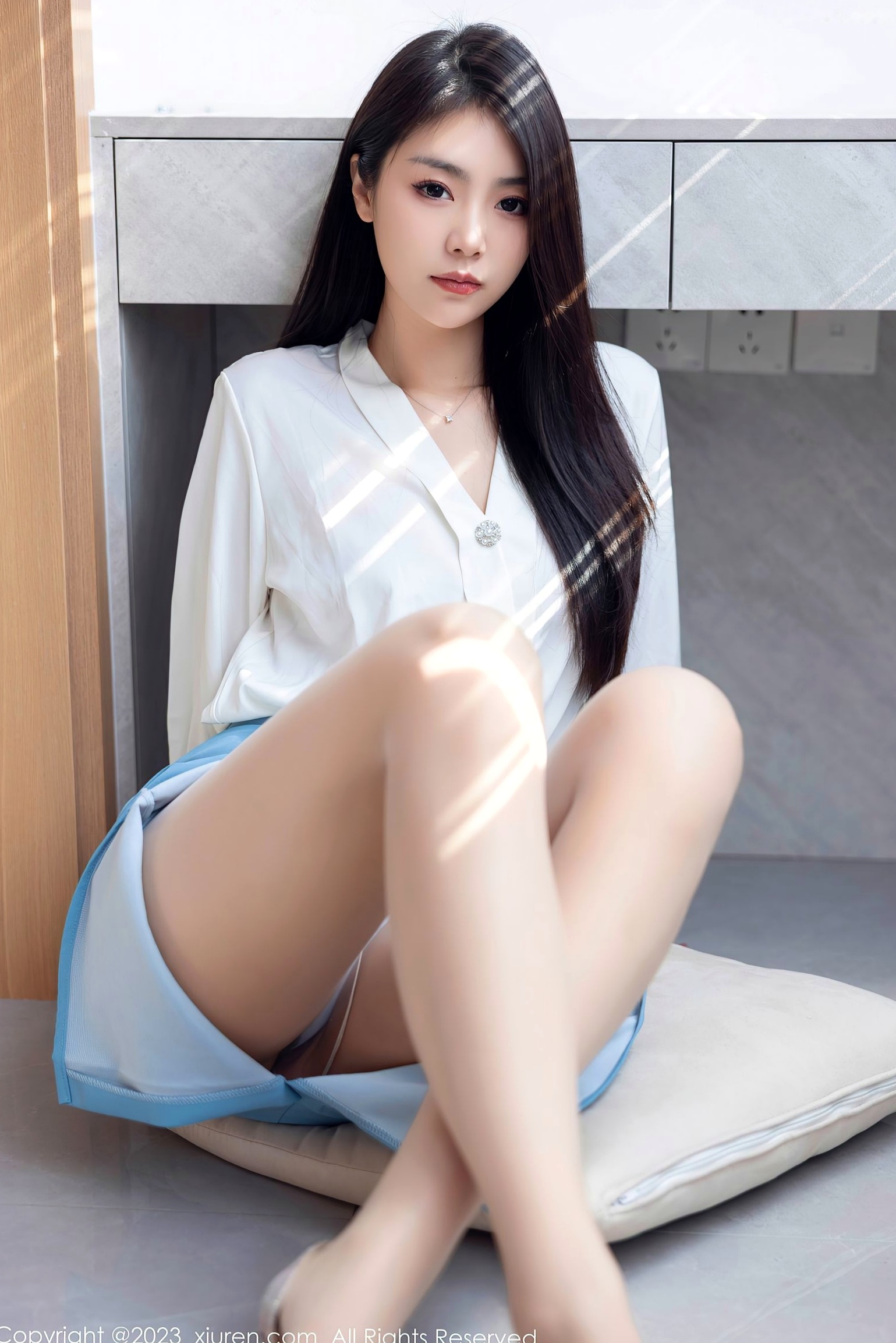 Gallery - XiuRen秀人网 - XiuRen -7314-可樂Vicky白衬衫蓝短裙，极致丝袜美腿高跟鞋，职场OL风格女神写真秀人网 - XiuRen 制服美腿丝袜性感私房照 女神私房照_秀色女神 - image 21