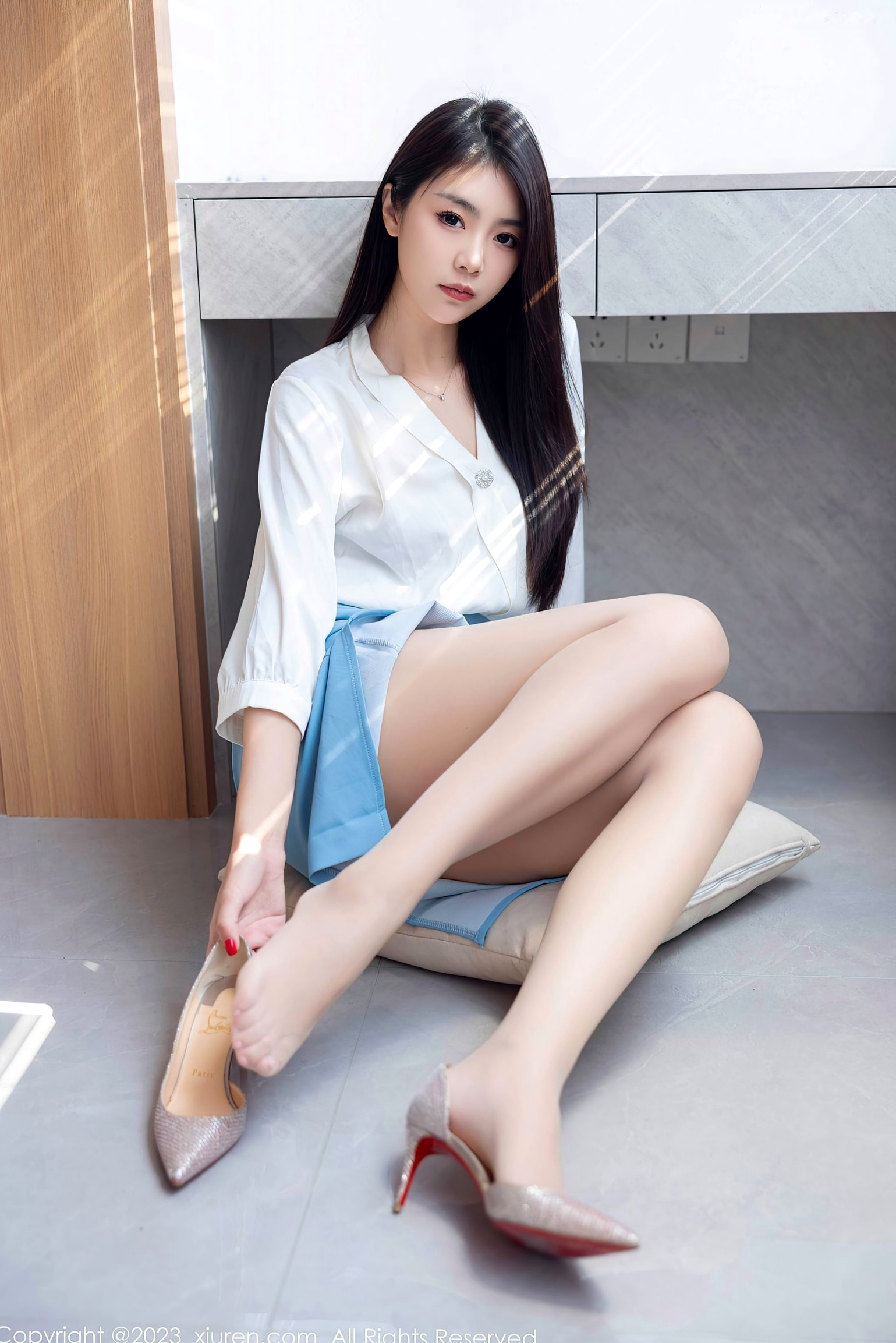 Gallery - XiuRen秀人网 - XiuRen -7314-可樂Vicky白衬衫蓝短裙，极致丝袜美腿高跟鞋，职场OL风格女神写真秀人网 - XiuRen 制服美腿丝袜性感私房照 女神私房照_秀色女神 - image 24