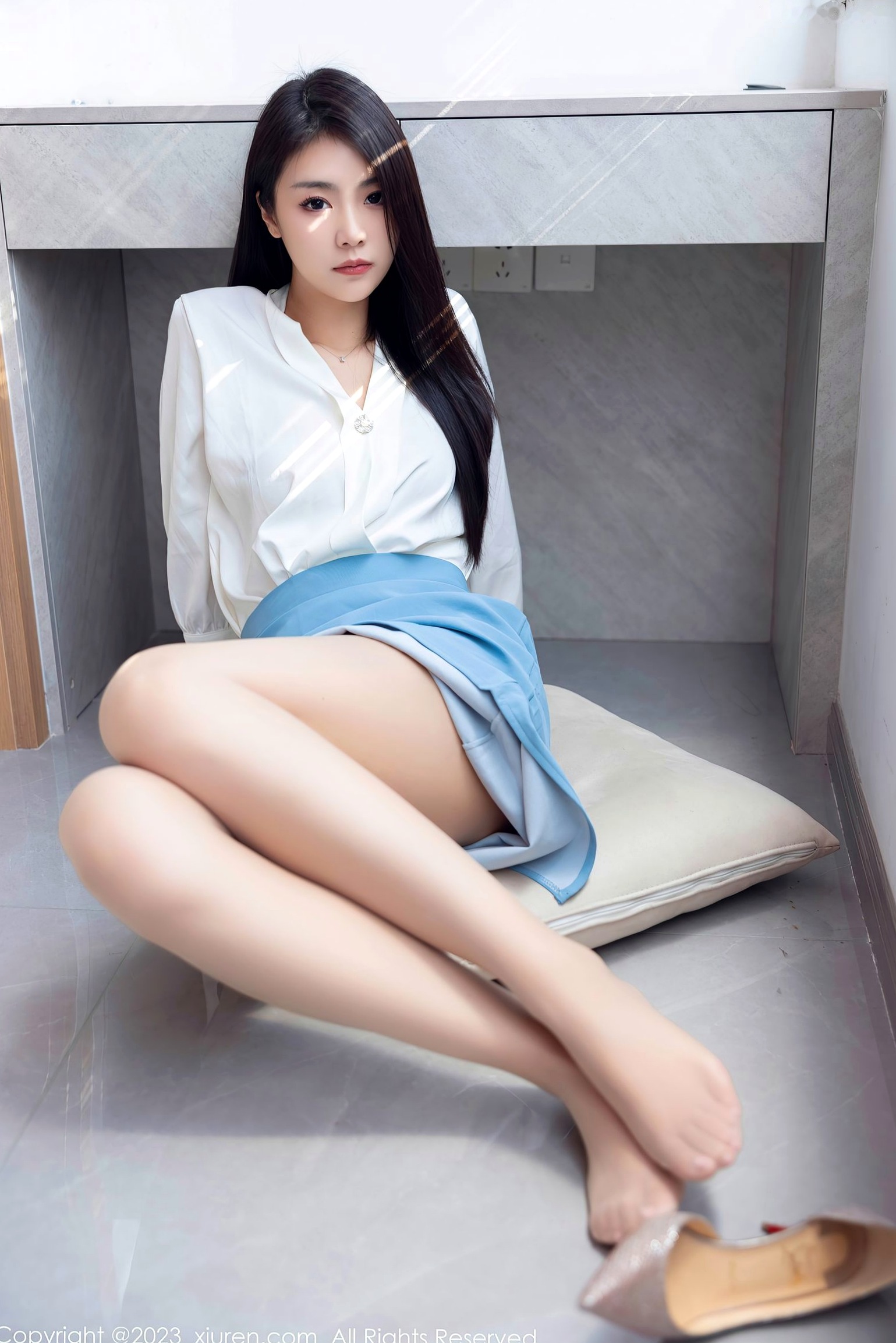 Gallery - XiuRen秀人网 - XiuRen -7314-可樂Vicky白衬衫蓝短裙，极致丝袜美腿高跟鞋，职场OL风格女神写真秀人网 - XiuRen 制服美腿丝袜性感私房照 女神私房照_秀色女神 - image 33