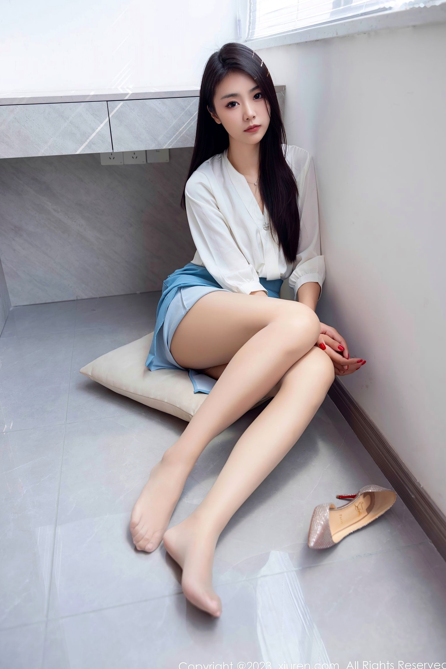 Gallery - XiuRen秀人网 - XiuRen -7314-可樂Vicky白衬衫蓝短裙，极致丝袜美腿高跟鞋，职场OL风格女神写真秀人网 - XiuRen 制服美腿丝袜性感私房照 女神私房照_秀色女神 - image 36