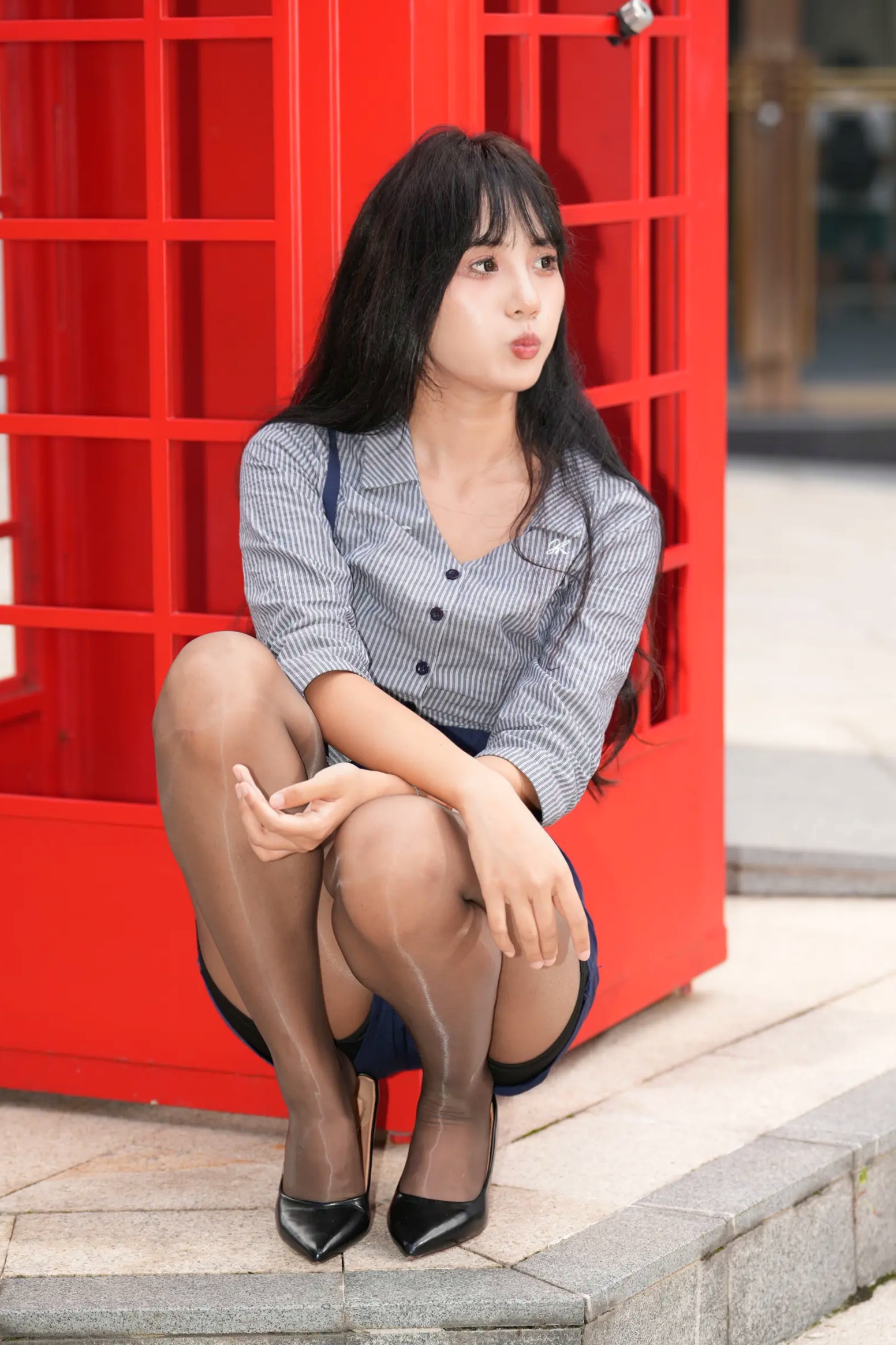 Gallery - 衬衫短裤迷人黑丝，都市街拍性感职场风写真 [189P]街拍黑丝气质美腿性感 女神私房照_秀色女神 - image 52