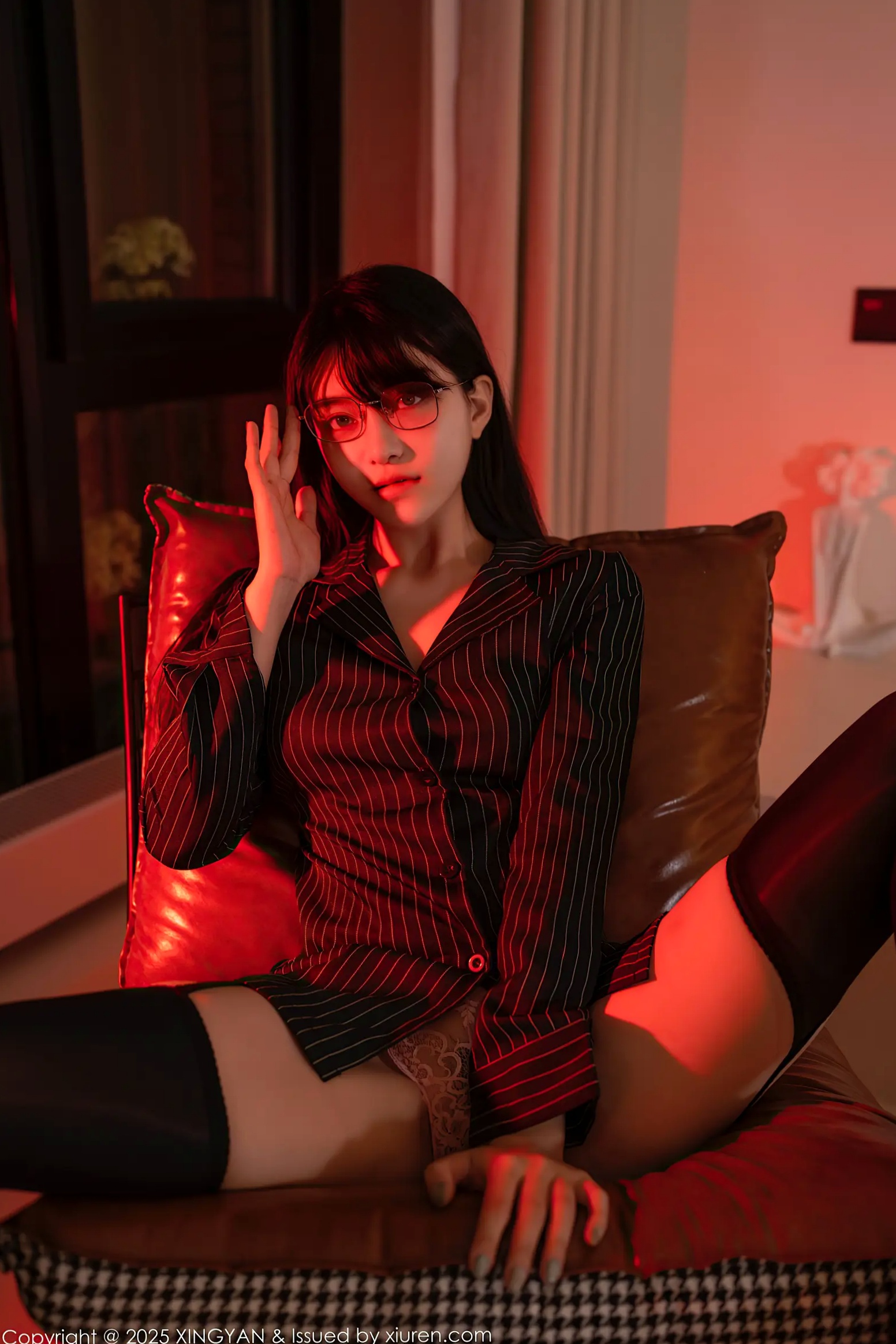 Gallery - [XINGYAN星颜社- Star Face ] Vol.376 白露lulu：条纹衬衫黑丝诱惑，暧昧灯光下的极品御姐私房写真 [72P]星颜社- Star Face 诱惑性感私房照黑丝 女神私房照_秀色女神 - image 1