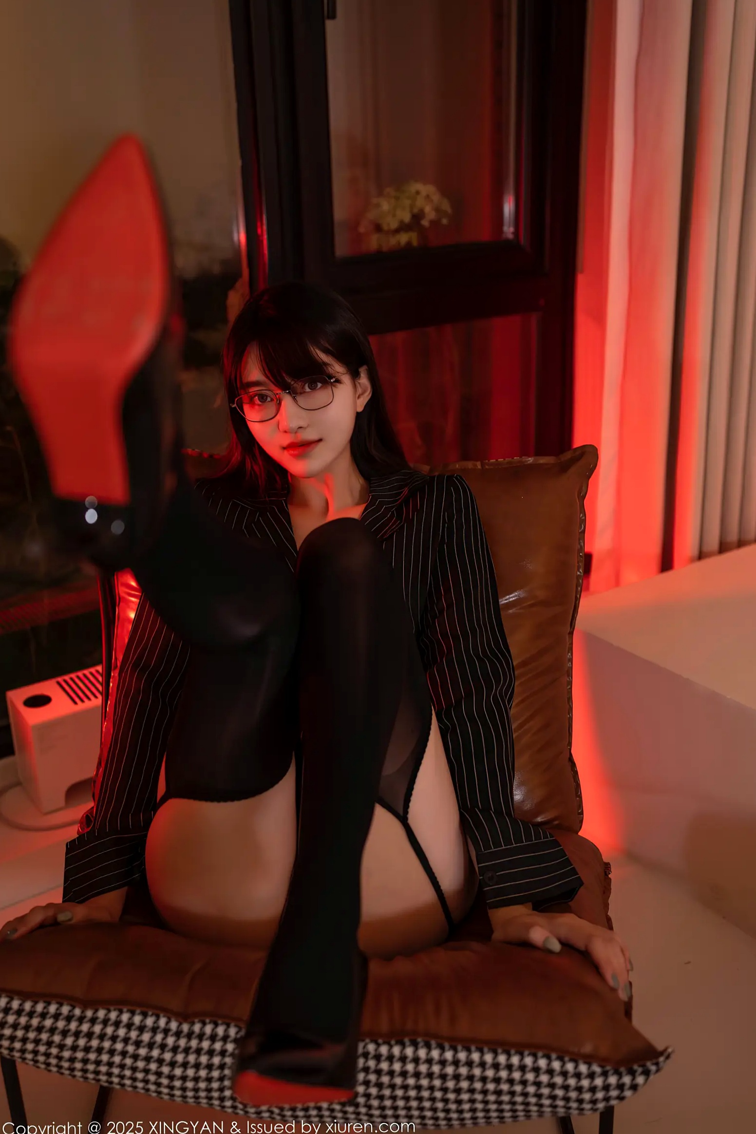 Gallery - [XINGYAN星颜社- Star Face ] Vol.376 白露lulu：条纹衬衫黑丝诱惑，暧昧灯光下的极品御姐私房写真 [72P]星颜社- Star Face 诱惑性感私房照黑丝 女神私房照_秀色女神 - image 3
