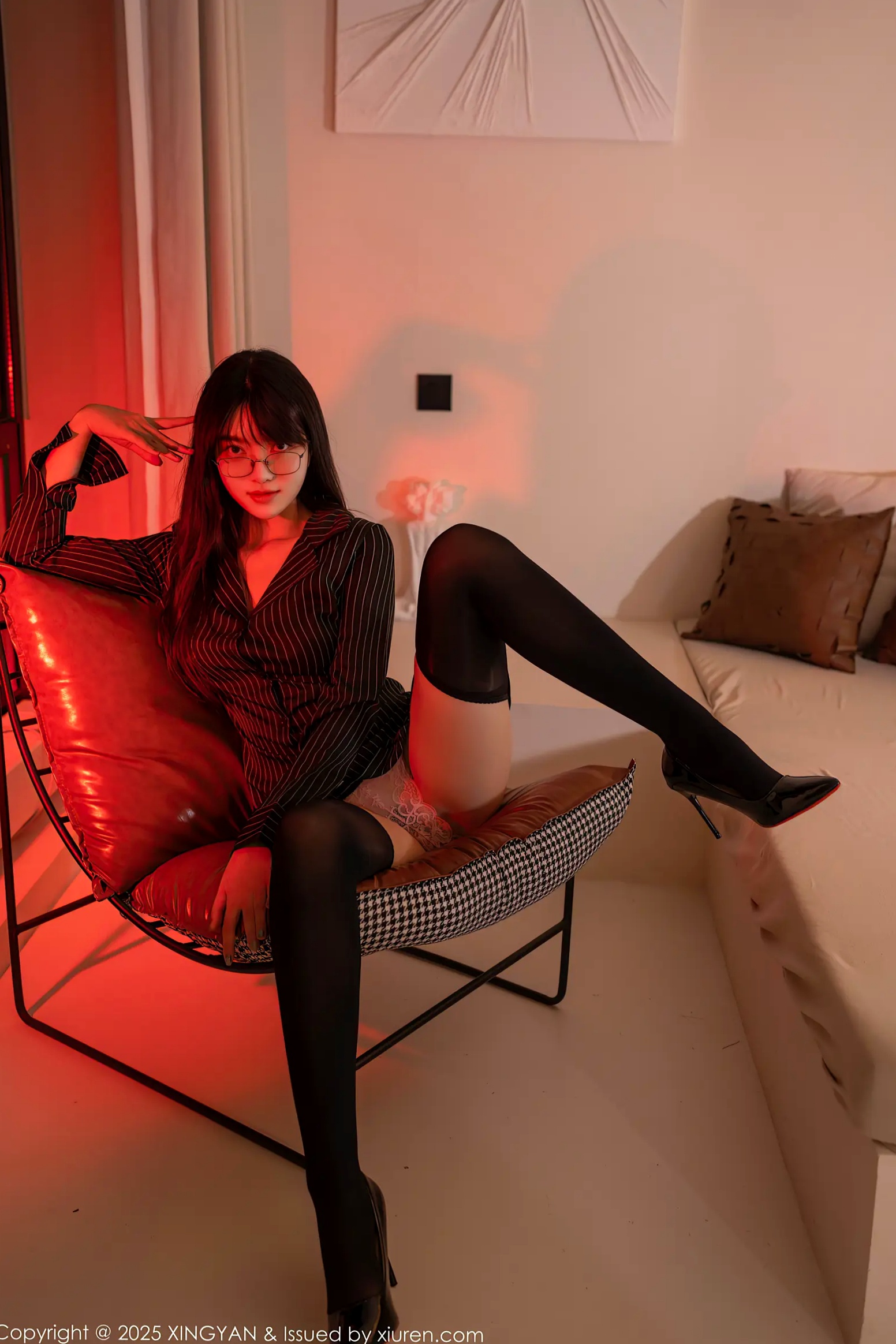 Gallery - [XINGYAN星颜社- Star Face ] Vol.376 白露lulu：条纹衬衫黑丝诱惑，暧昧灯光下的极品御姐私房写真 [72P]星颜社- Star Face 诱惑性感私房照黑丝 女神私房照_秀色女神 - image 8