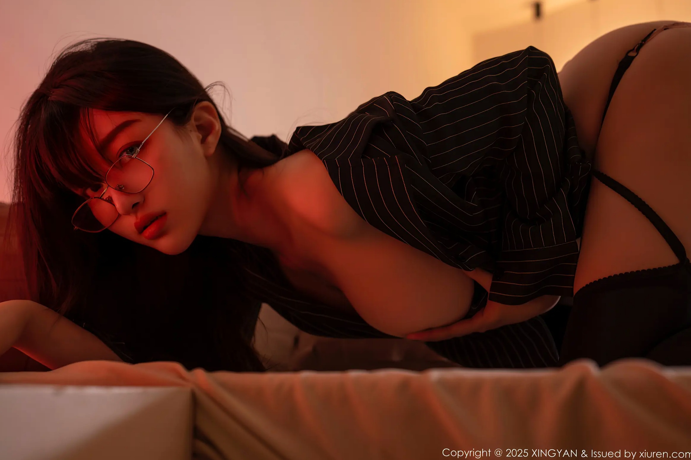 Gallery - [XINGYAN星颜社- Star Face ] Vol.376 白露lulu：条纹衬衫黑丝诱惑，暧昧灯光下的极品御姐私房写真 [72P]星颜社- Star Face 诱惑性感私房照黑丝 女神私房照_秀色女神 - image 59
