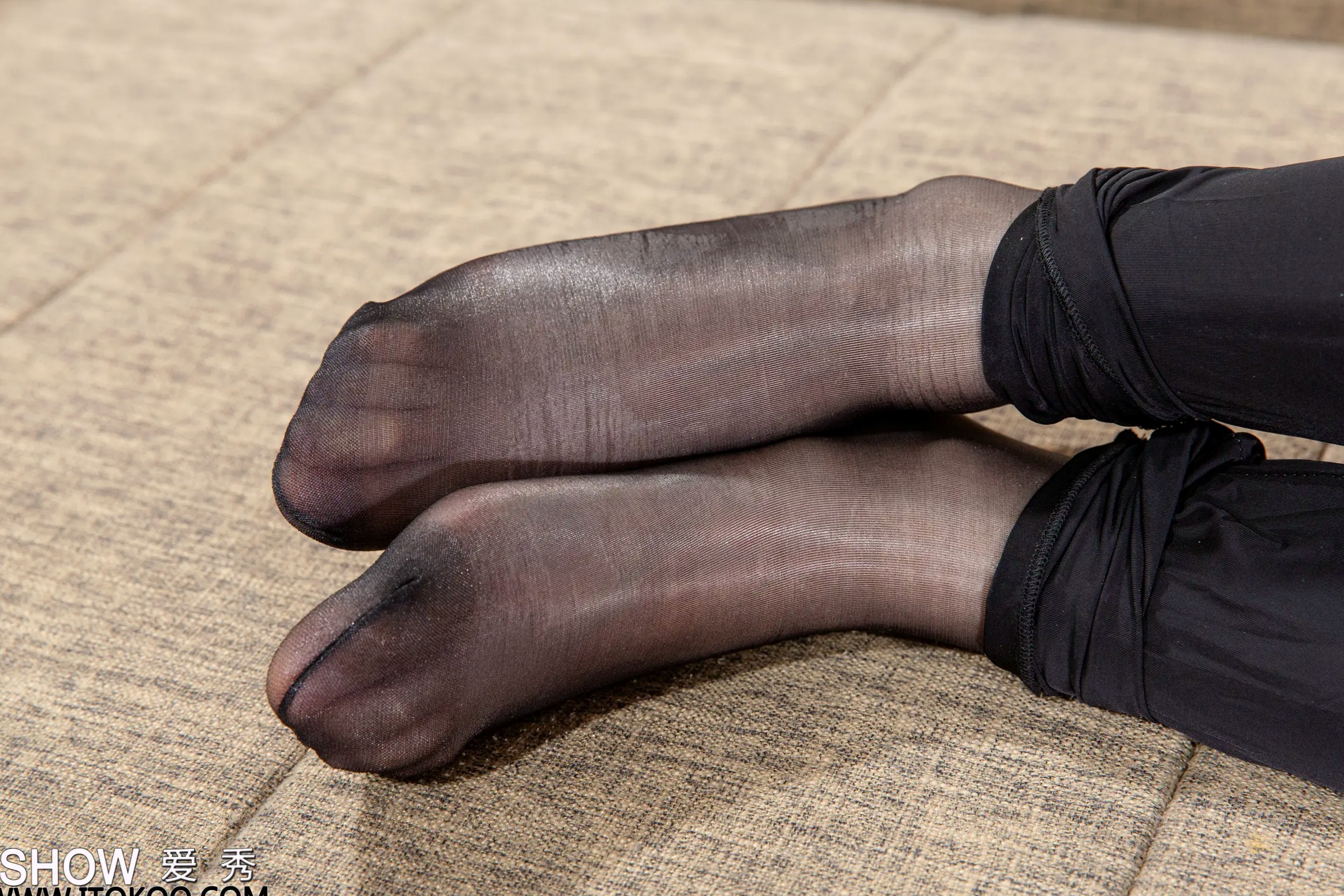 Gallery - [ISHOW]爱秀 No.455 李萌萌：紧身衣连体衣诱惑，黑丝高跟尽显曼妙身姿，沙发居家私房写真 [31P]性感诱惑私房照黑丝美腿 女神私房照_秀色女神 - image 20