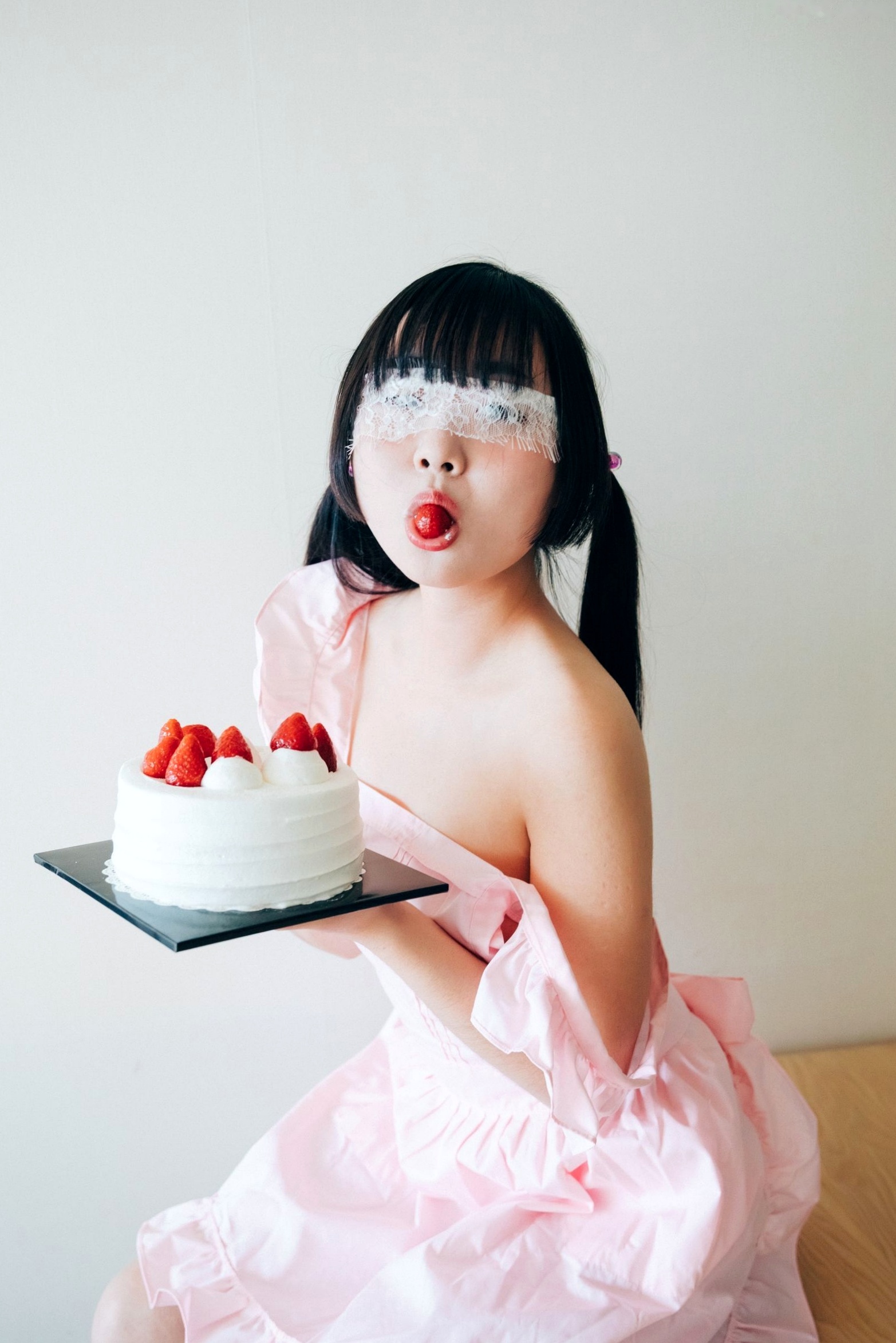 Gallery - 韩国美女Min-Min私房写真：蕾丝眼罩居家诱惑，浴室与甜美派对的多面魅力《品尝我吧-Taste-Me-Loozy》性感诱惑私房照韩国家居 女神私房照_秀色女神 - image 1