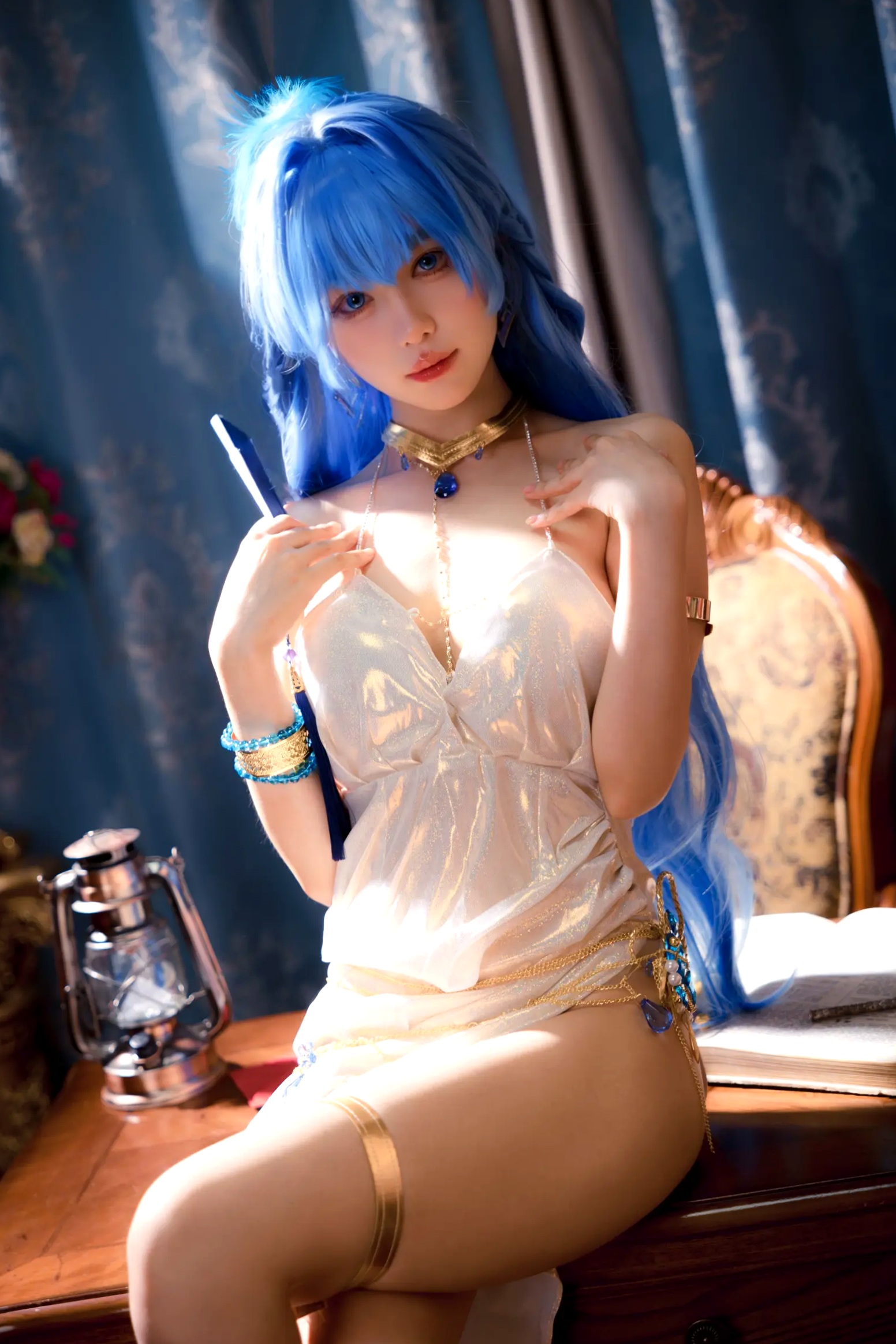Gallery - Shika小鹿鹿 - 胜利女神海伦Cosplay，蓝色长发冷艳高雅，身着高叉礼服性感妩媚，私房写真大尺度呈现角色扮演冷艳性感诱惑女神 女神私房照_秀色女神 - image 4