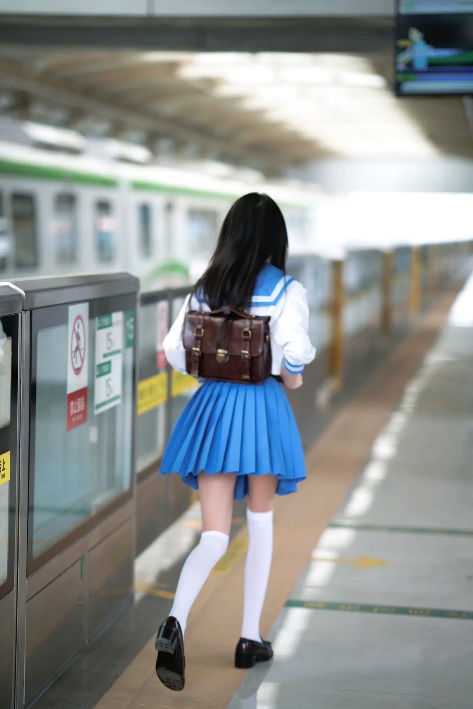 Gallery - 桜桃喵 - 地铁JK水手服校服少女，清纯可爱校园风写真，都市地铁里的青春初恋感 [33P]校服制服清纯萌系街拍 女神私房照_秀色女神 - image 10