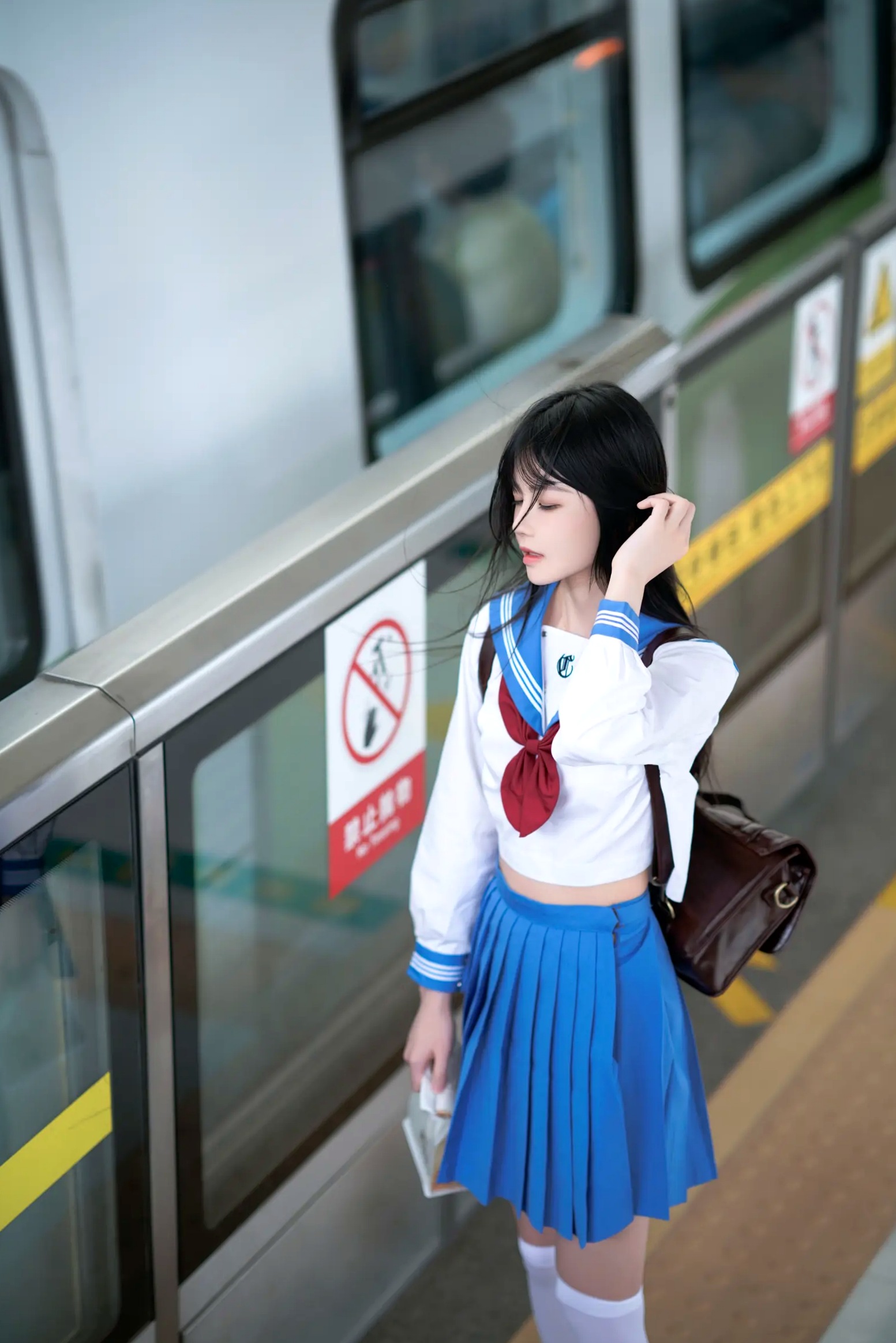 Gallery - 桜桃喵 - 地铁JK水手服校服少女，清纯可爱校园风写真，都市地铁里的青春初恋感 [33P]校服制服清纯萌系街拍 女神私房照_秀色女神 - image 17