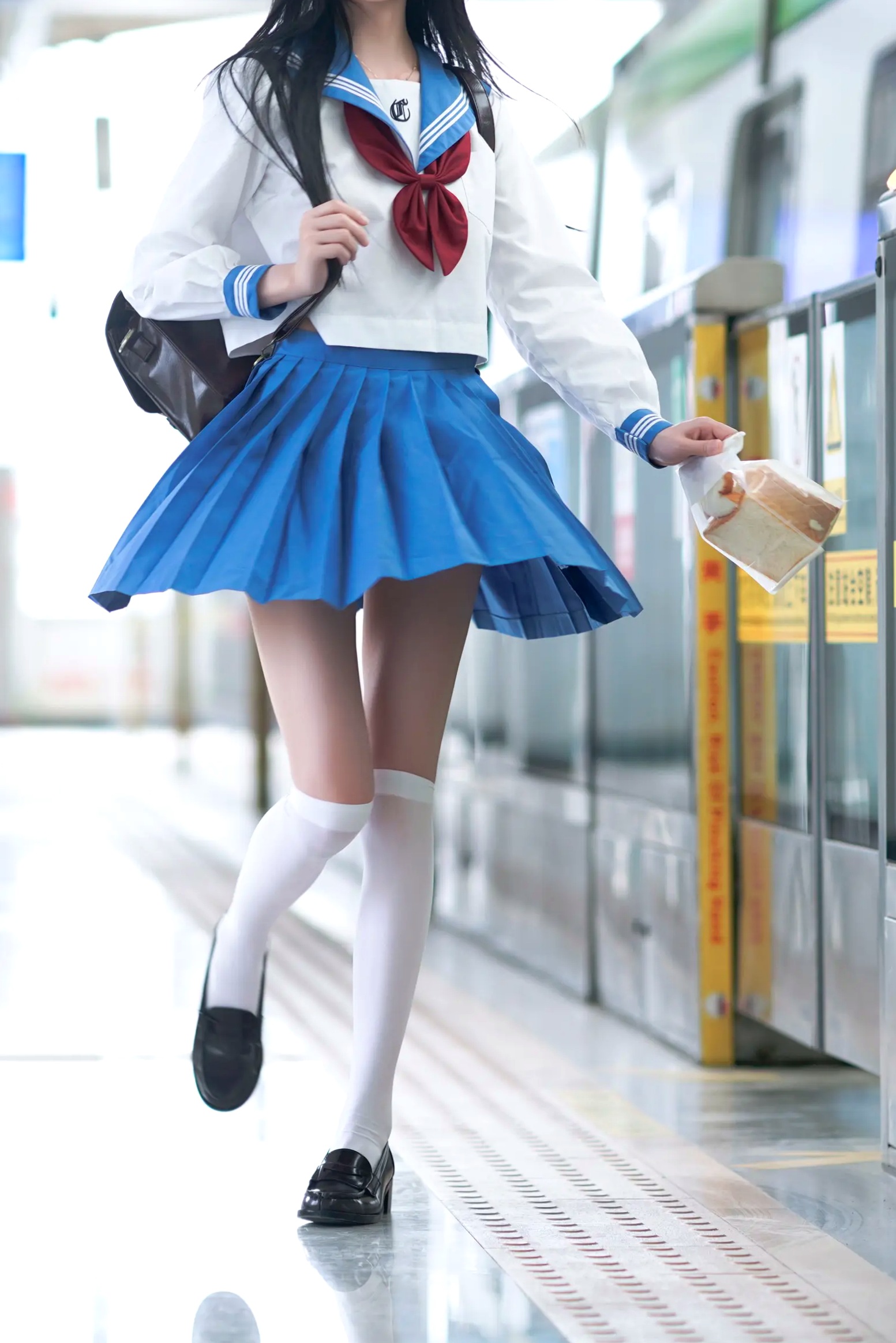 Gallery - 桜桃喵 - 地铁JK水手服校服少女，清纯可爱校园风写真，都市地铁里的青春初恋感 [33P]校服制服清纯萌系街拍 女神私房照_秀色女神 - image 19
