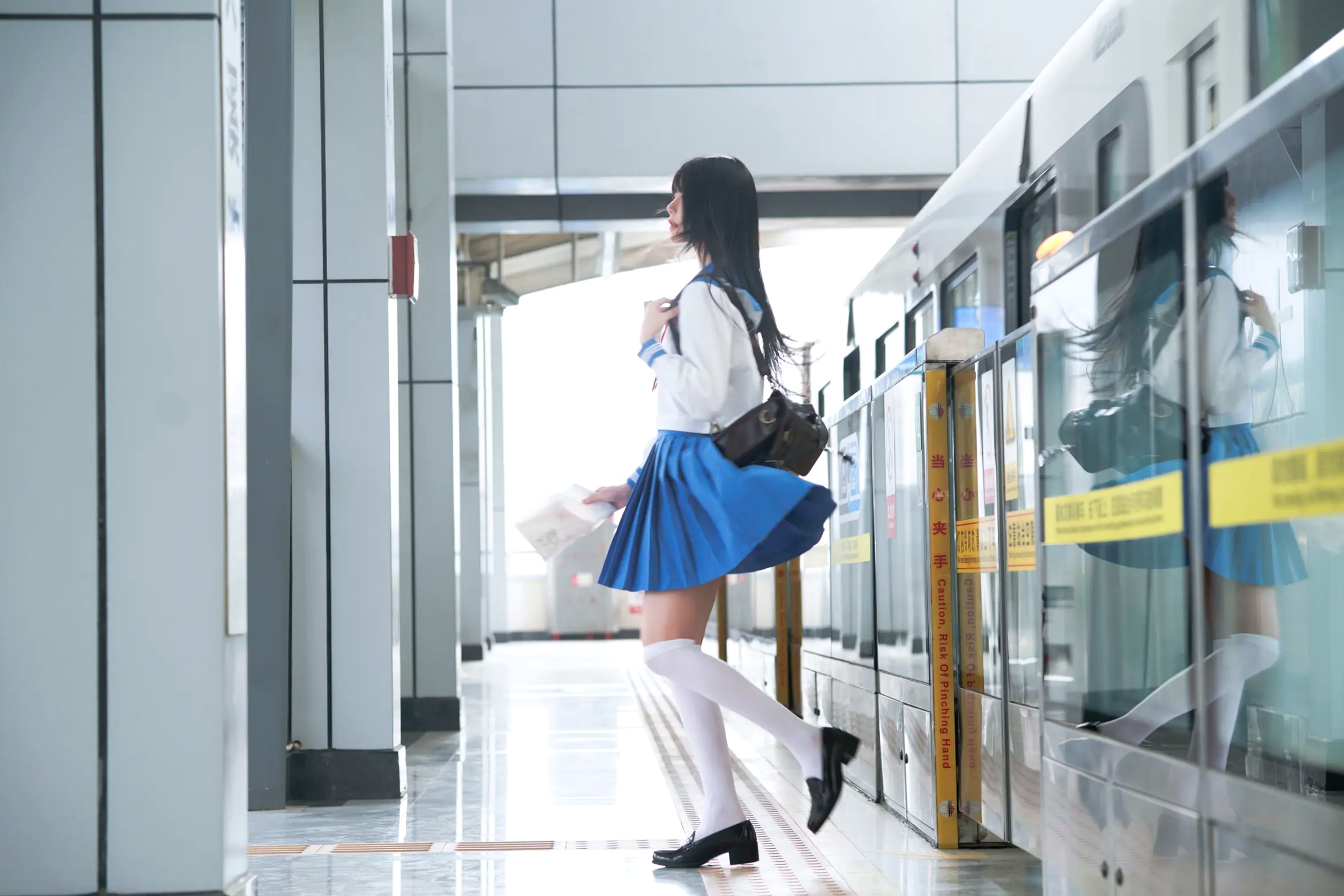 Gallery - 桜桃喵 - 地铁JK水手服校服少女，清纯可爱校园风写真，都市地铁里的青春初恋感 [33P]校服制服清纯萌系街拍 女神私房照_秀色女神 - image 31
