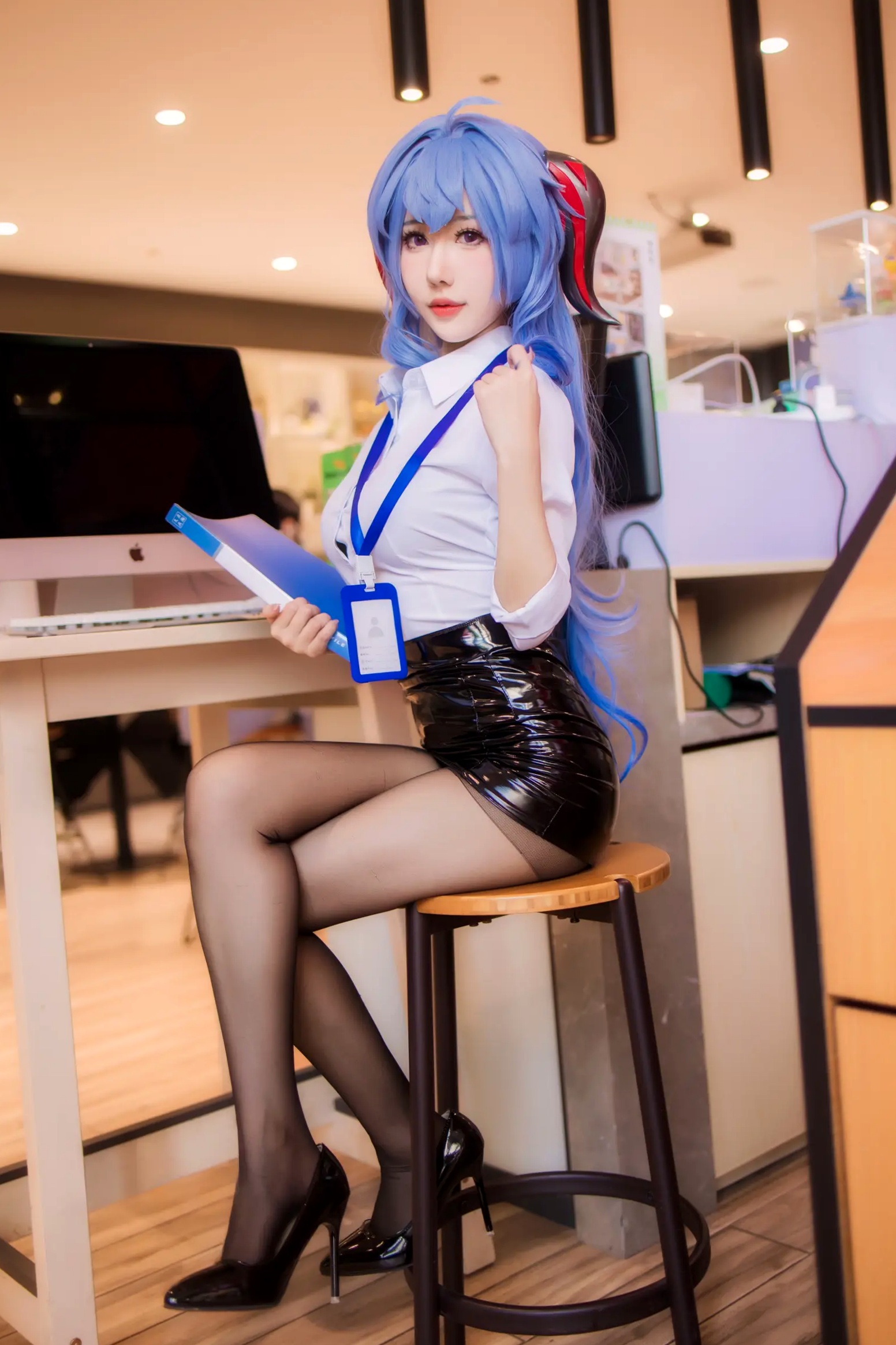 Gallery - 仙女月 - 原神甘雨OL职场风，干练白衬衫搭配修长丝袜，极品颜值cosplay写真角色扮演黑丝制服气质美腿 女神私房照_秀色女神 - image 2