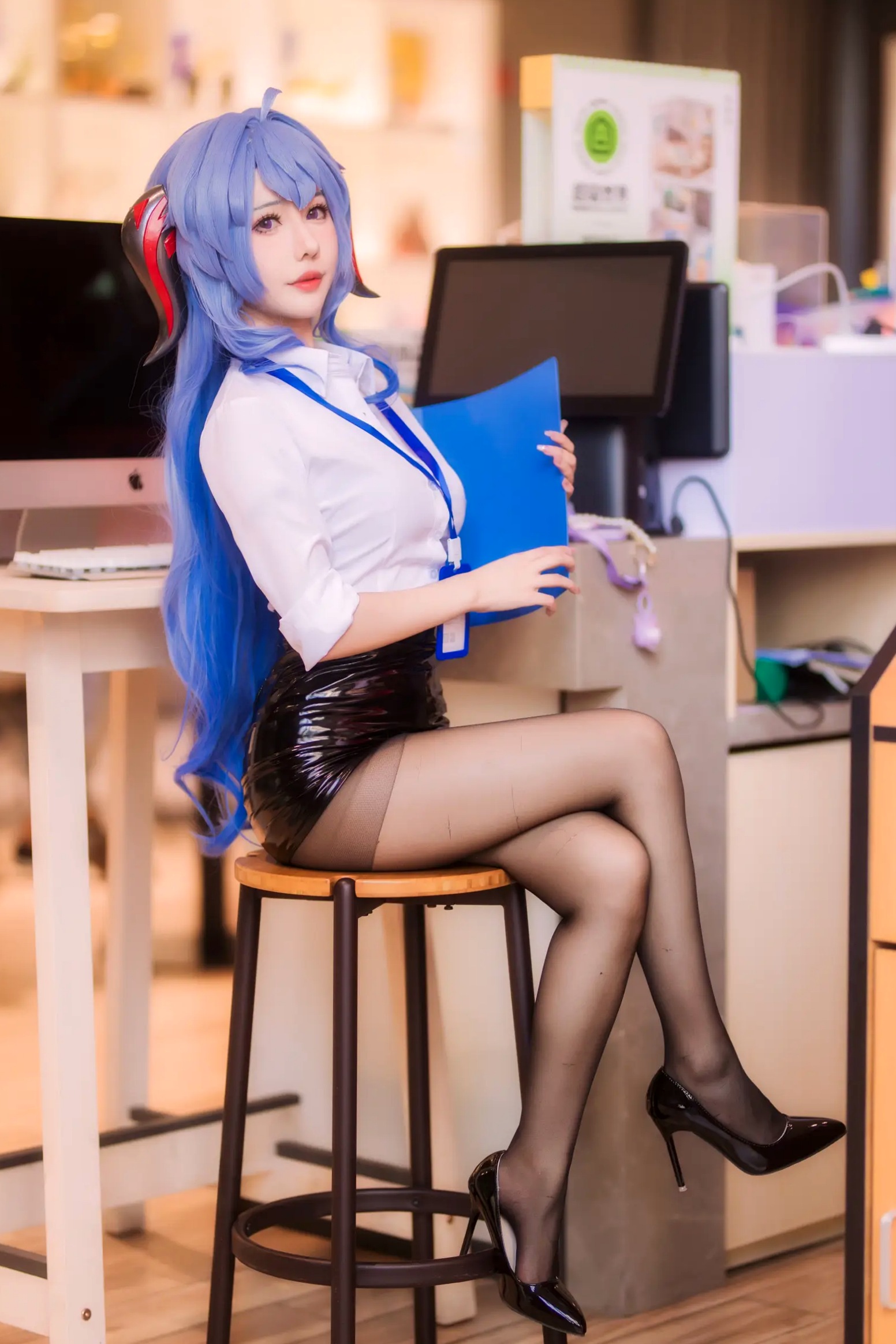 Gallery - 仙女月 - 原神甘雨OL职场风，干练白衬衫搭配修长丝袜，极品颜值cosplay写真角色扮演黑丝制服气质美腿 女神私房照_秀色女神 - image 3