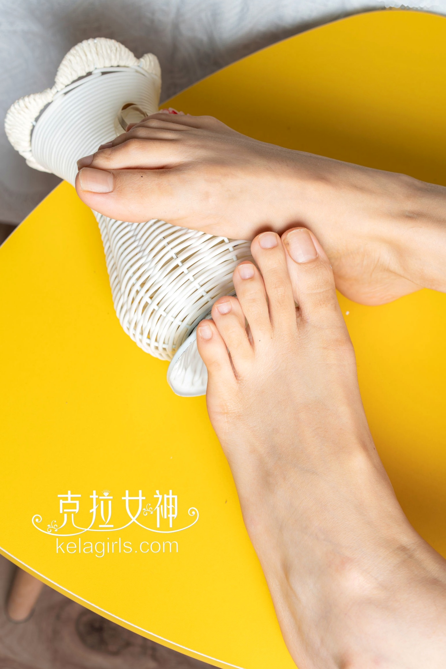 Gallery - KelaGirls克拉女神-静宜《骨感素足》：居家环境下的日常私房长腿美足写真克拉女神骨感私房照美腿性感 女神私房照_秀色女神 - image 22