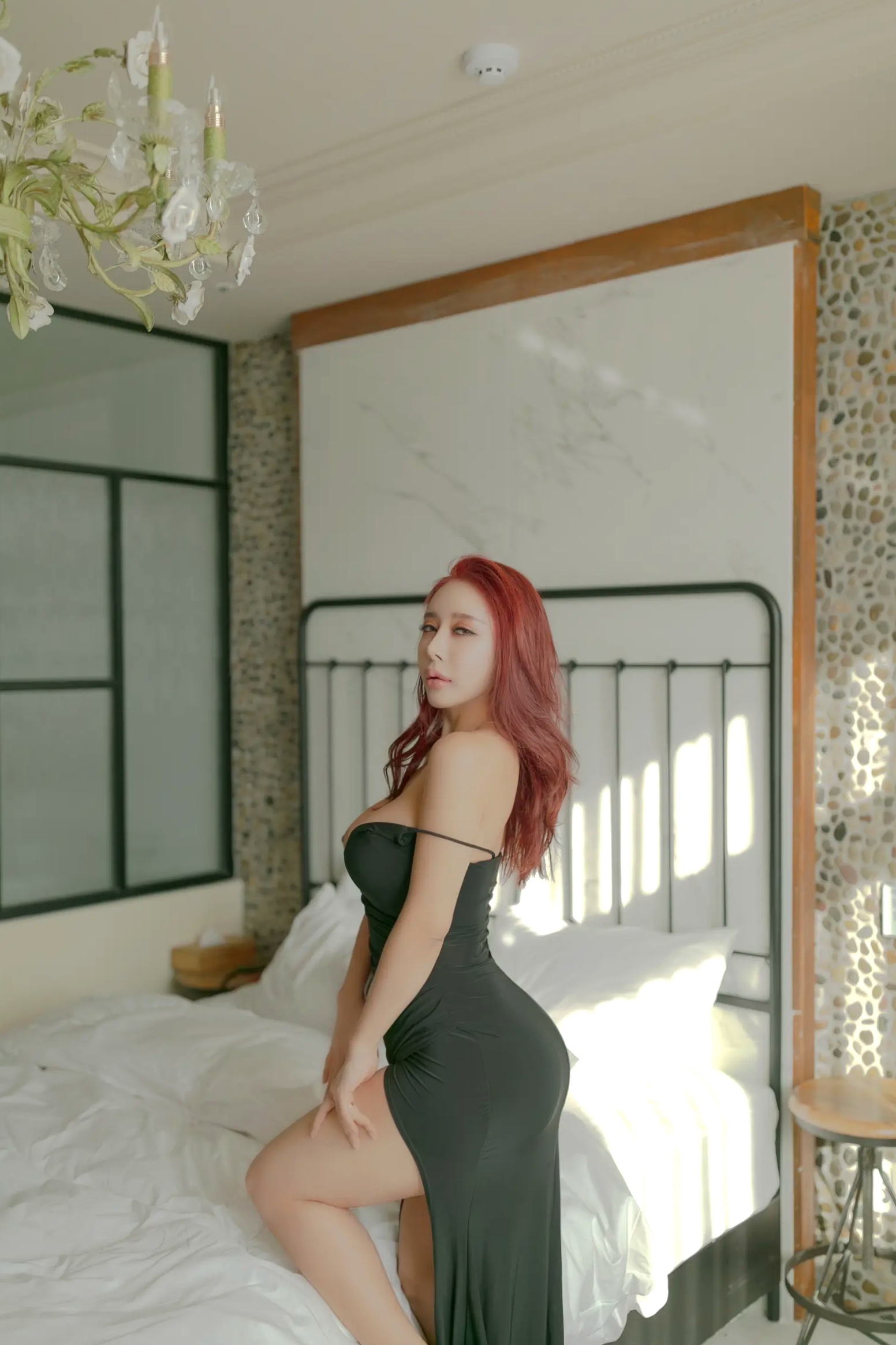 Gallery - SOYOUNG酒店私房写真，红发女神演绎黑色礼服与女仆诱惑，尽显火辣身材大尺度视觉盛宴性感私房照女仆诱惑大尺度 女神私房照_秀色女神 - image 10