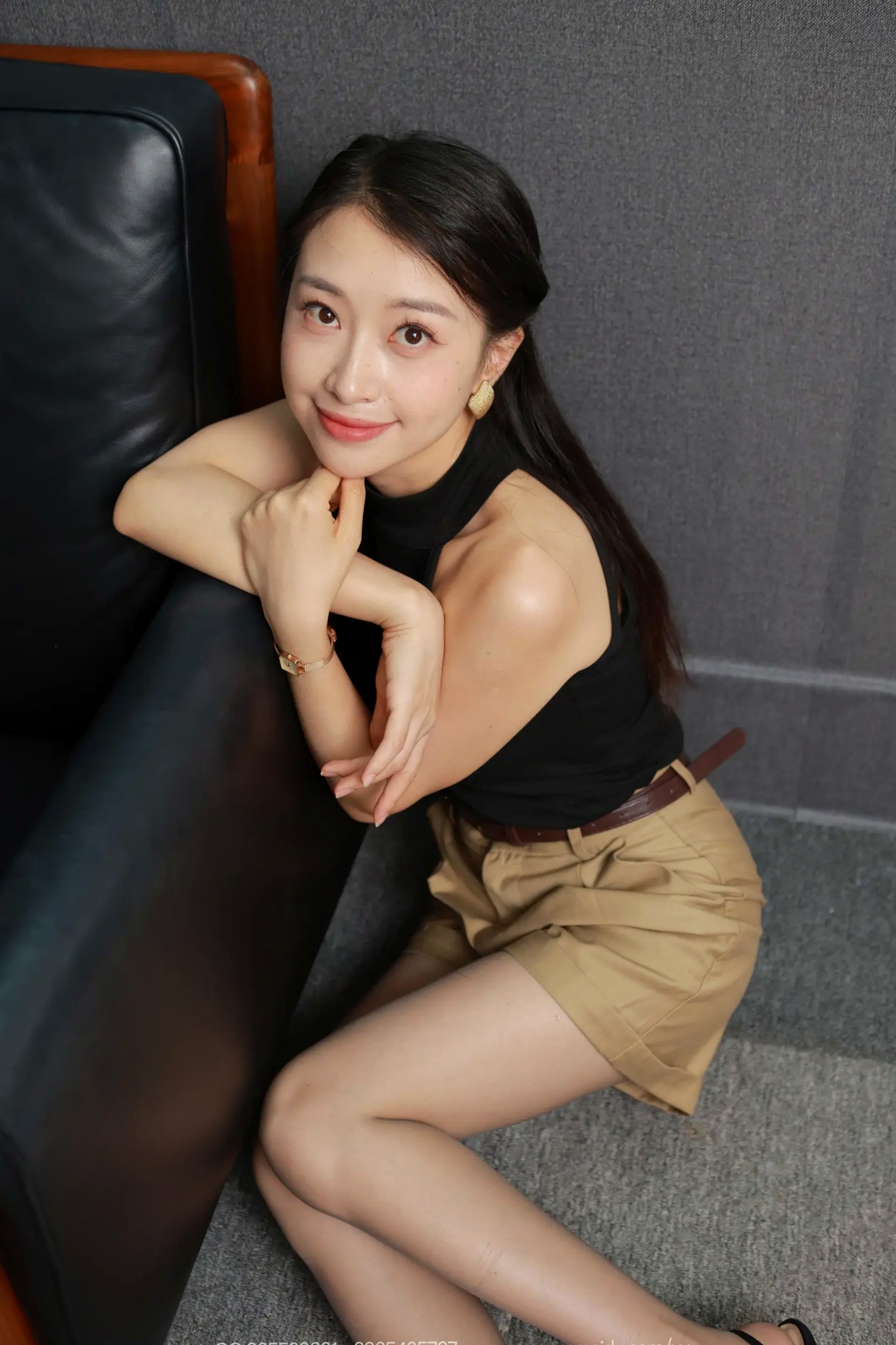 Gallery - IESS异思趣向 - Chiness Model  小婕 - Xiao Jie《黑色凉鞋（上）》：丝袜美腿与高跟凉鞋足部特写摄影爱蜜社 - Honey Club 美腿黑丝性感私房照 女神私房照_秀色女神 - image 33