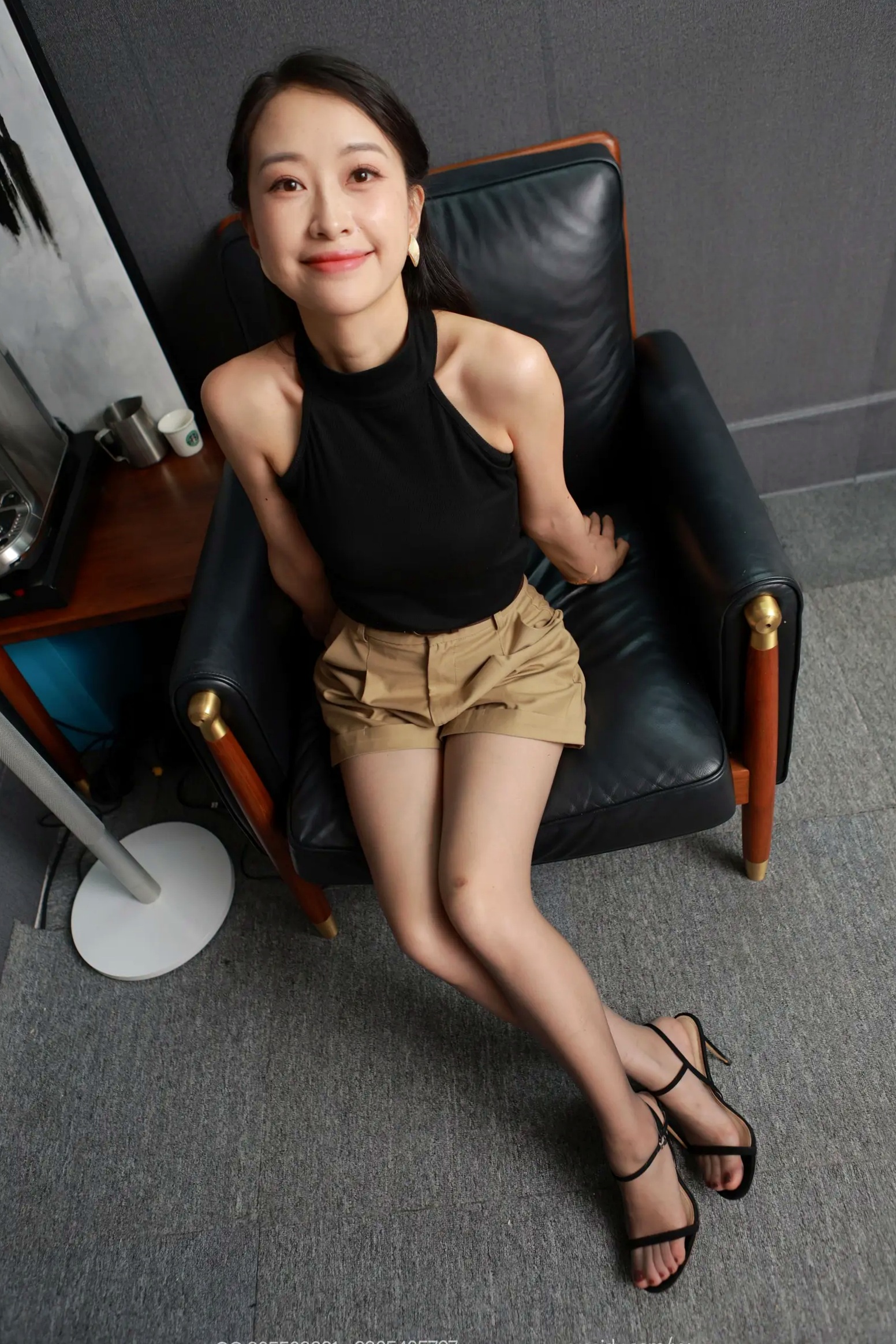 Gallery - IESS异思趣向 - Chiness Model  小婕 - Xiao Jie《黑色凉鞋（上）》：丝袜美腿与高跟凉鞋足部特写摄影爱蜜社 - Honey Club 美腿黑丝性感私房照 女神私房照_秀色女神 - image 51