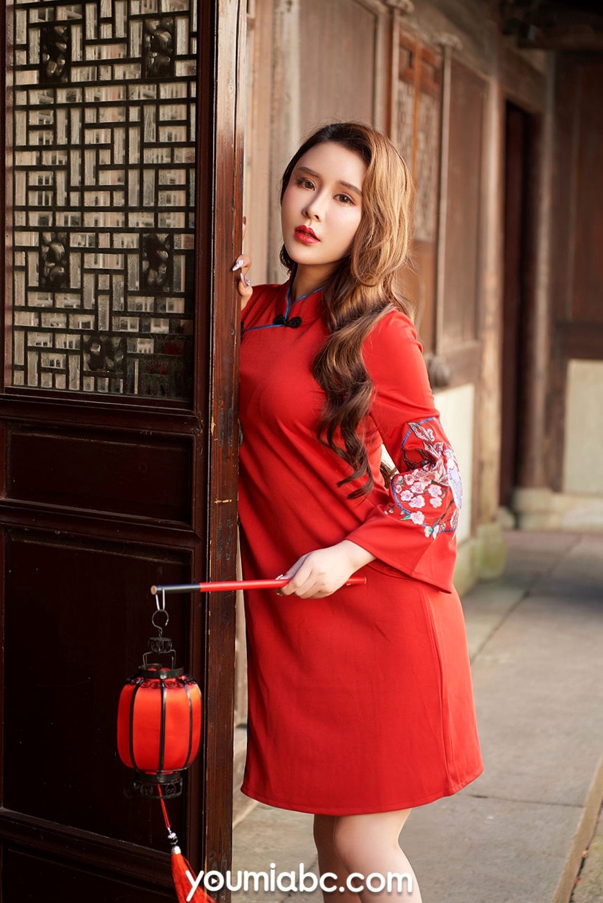 Gallery - YouMi尤蜜-2020.01.26-双娇拜年：新春红装旗袍美女，古风庭院秀曼妙长腿与个性纹身尤蜜荟 - Chiness Model 旗袍性感诱惑美腿私房照 女神私房照_秀色女神 - image 16