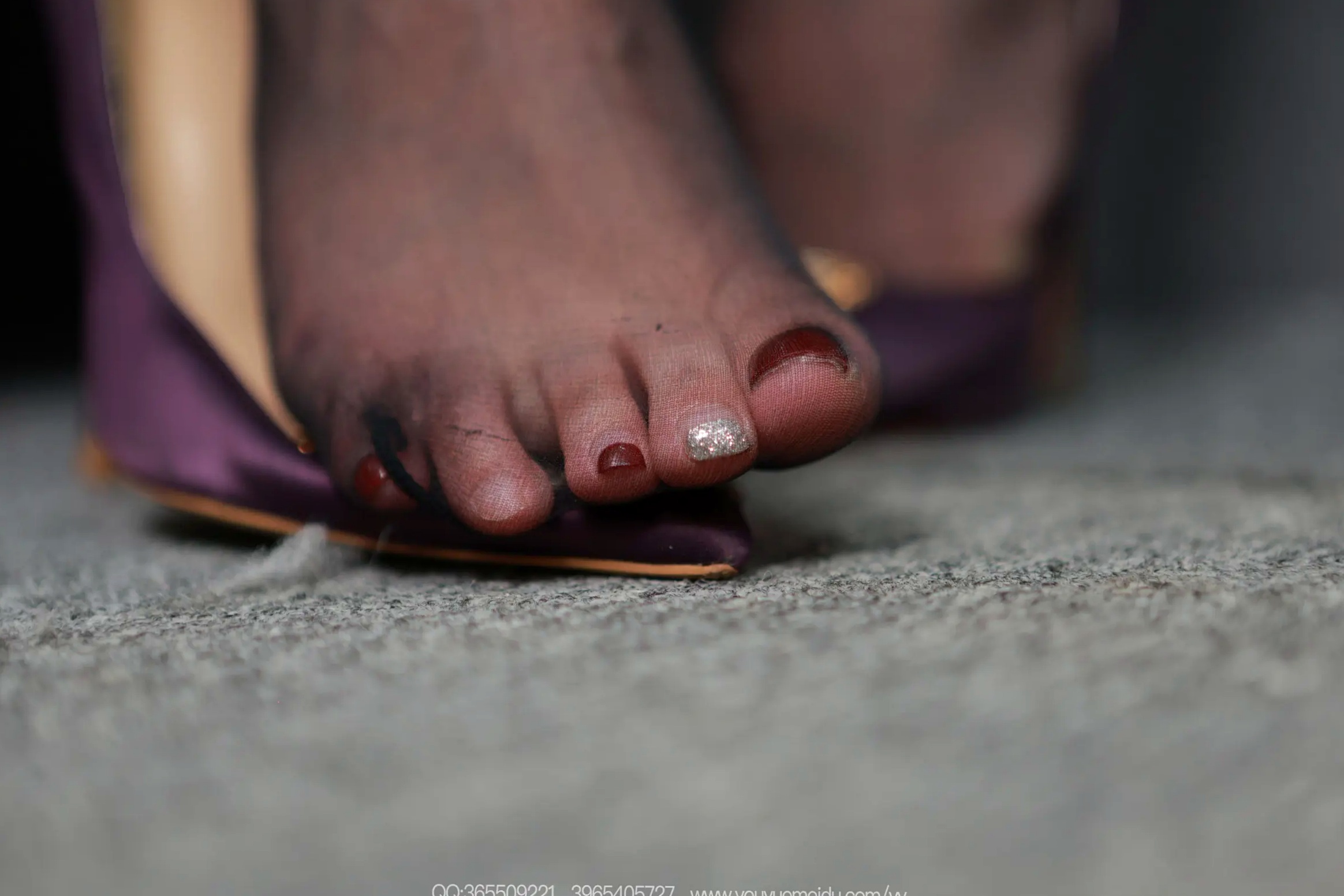 Gallery - IESS异思趣向 - Chiness Model  秋秋《丰韵旗袍》：身穿古典旗袍搭配透黑丝袜的绝美腿模，演绎极致东方韵味与性感足尖风情爱蜜社 - Honey Club 旗袍黑丝性感美腿 女神私房照_秀色女神 - image 9