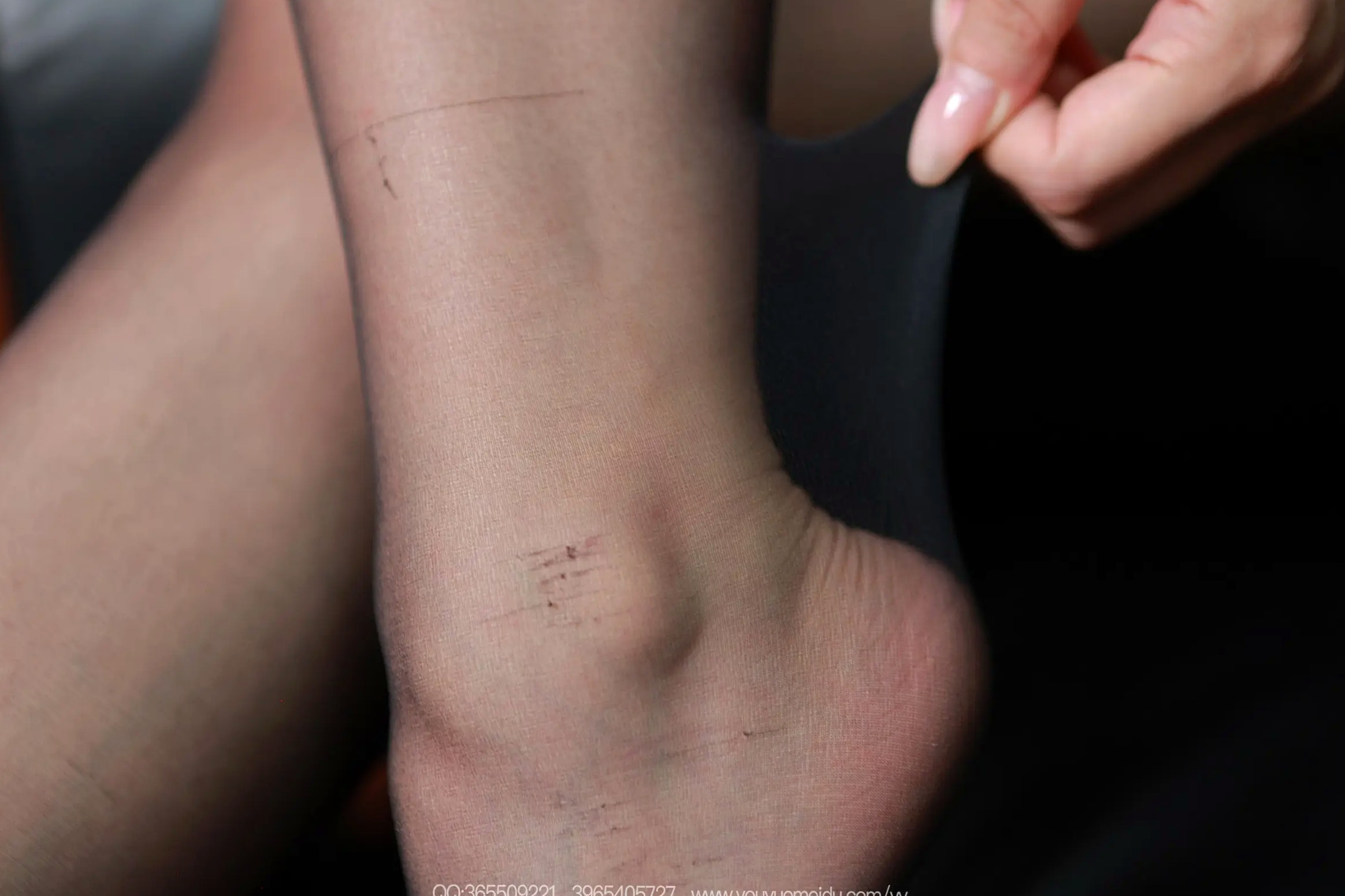 Gallery - IESS异思趣向 - Chiness Model  秋秋《丰韵旗袍》：身穿古典旗袍搭配透黑丝袜的绝美腿模，演绎极致东方韵味与性感足尖风情爱蜜社 - Honey Club 旗袍黑丝性感美腿 女神私房照_秀色女神 - image 84