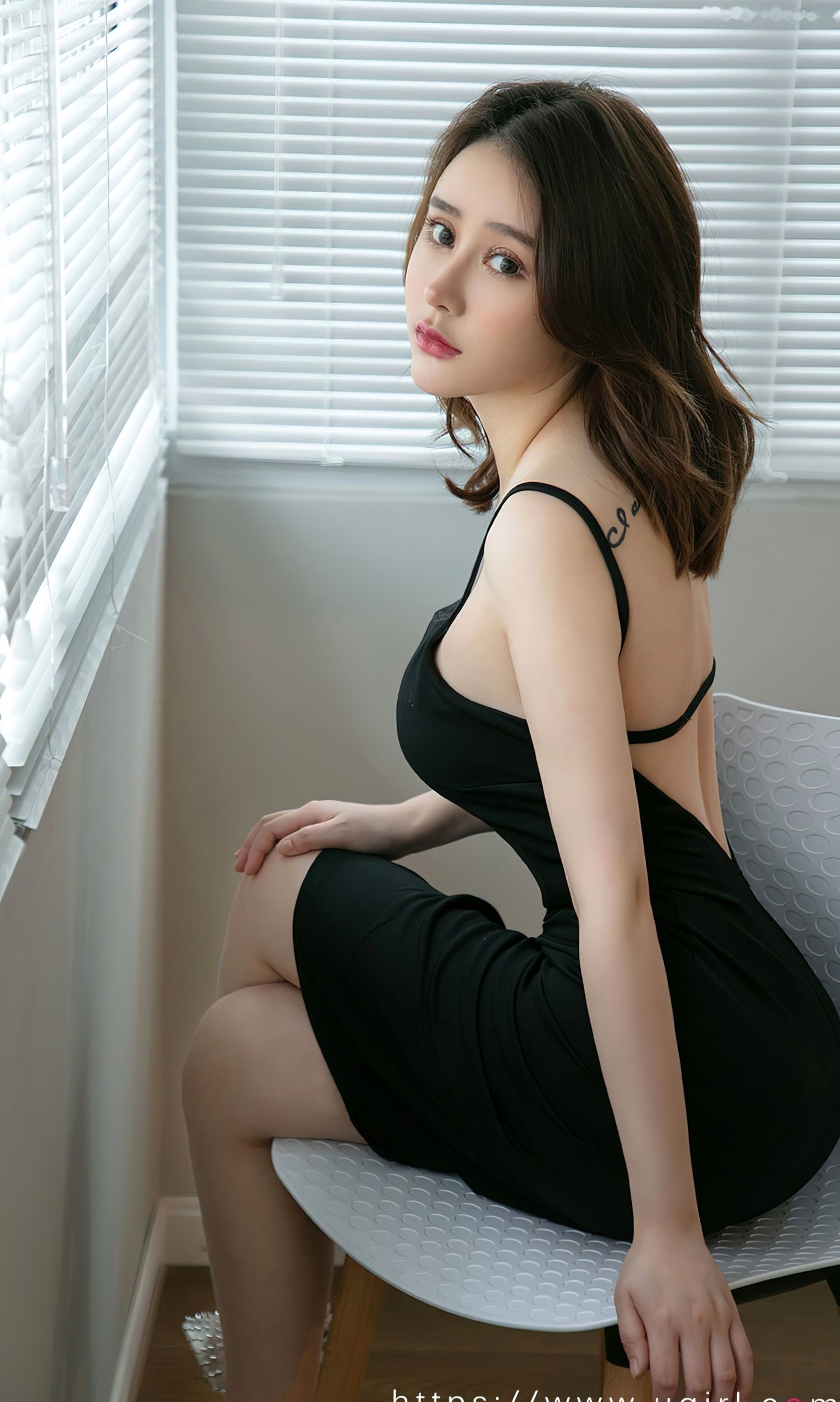 Gallery - UGirls尤果圈 - Chiness Model Cora《完美暗示》：身穿黑色修身吊带裙的室内私房照，尽显优雅冷艳御姐气质爱尤物 - Love Beauty 性感诱惑私房照御女郎 - Royal Lady 极品 女神私房照_秀色女神 - image 17