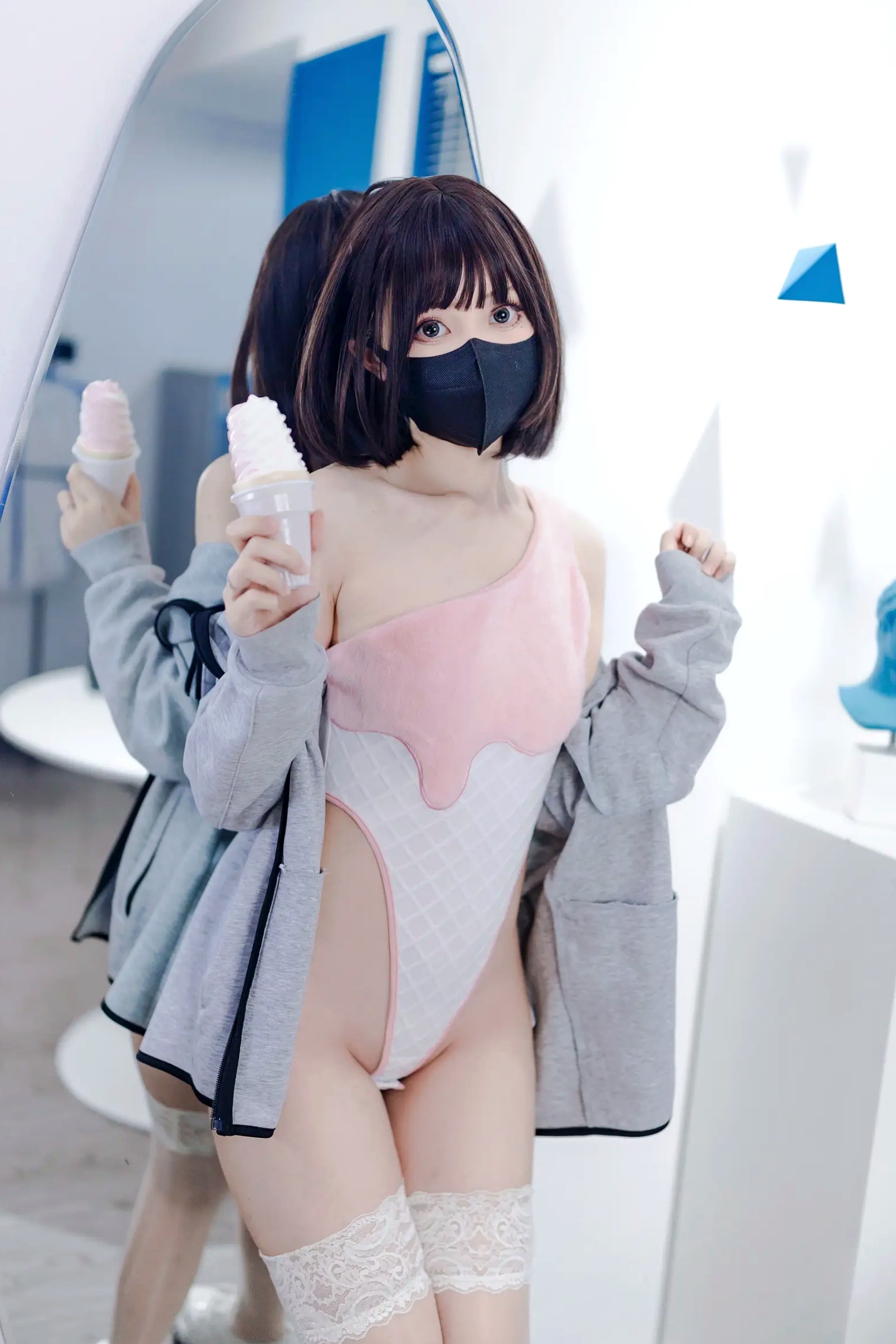 Gallery - 洛桑w伊梓 - 甜筒冰淇淋连体衣私房照，甜酷风二次元少女，修长美腿蕾丝袜居家摄影大片 [40P]诱惑制服美腿私房照萌系 女神私房照_秀色女神 - image 1