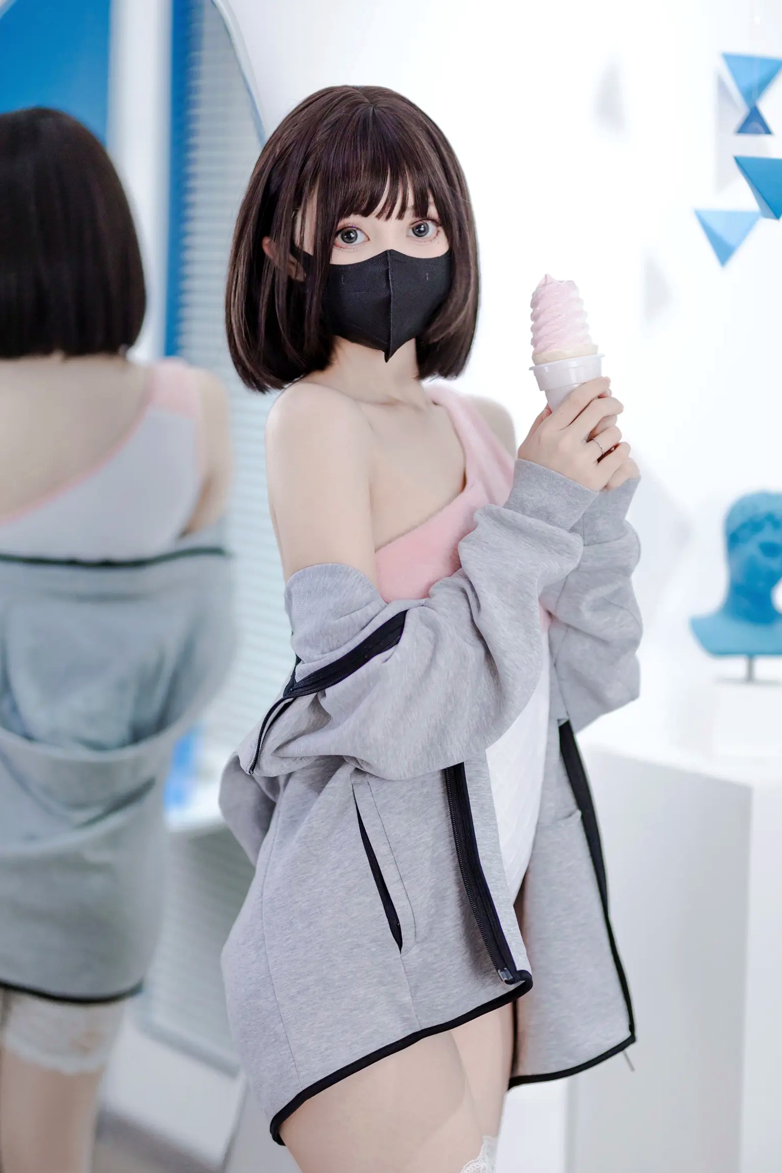 Gallery - 洛桑w伊梓 - 甜筒冰淇淋连体衣私房照，甜酷风二次元少女，修长美腿蕾丝袜居家摄影大片 [40P]诱惑制服美腿私房照萌系 女神私房照_秀色女神 - image 2