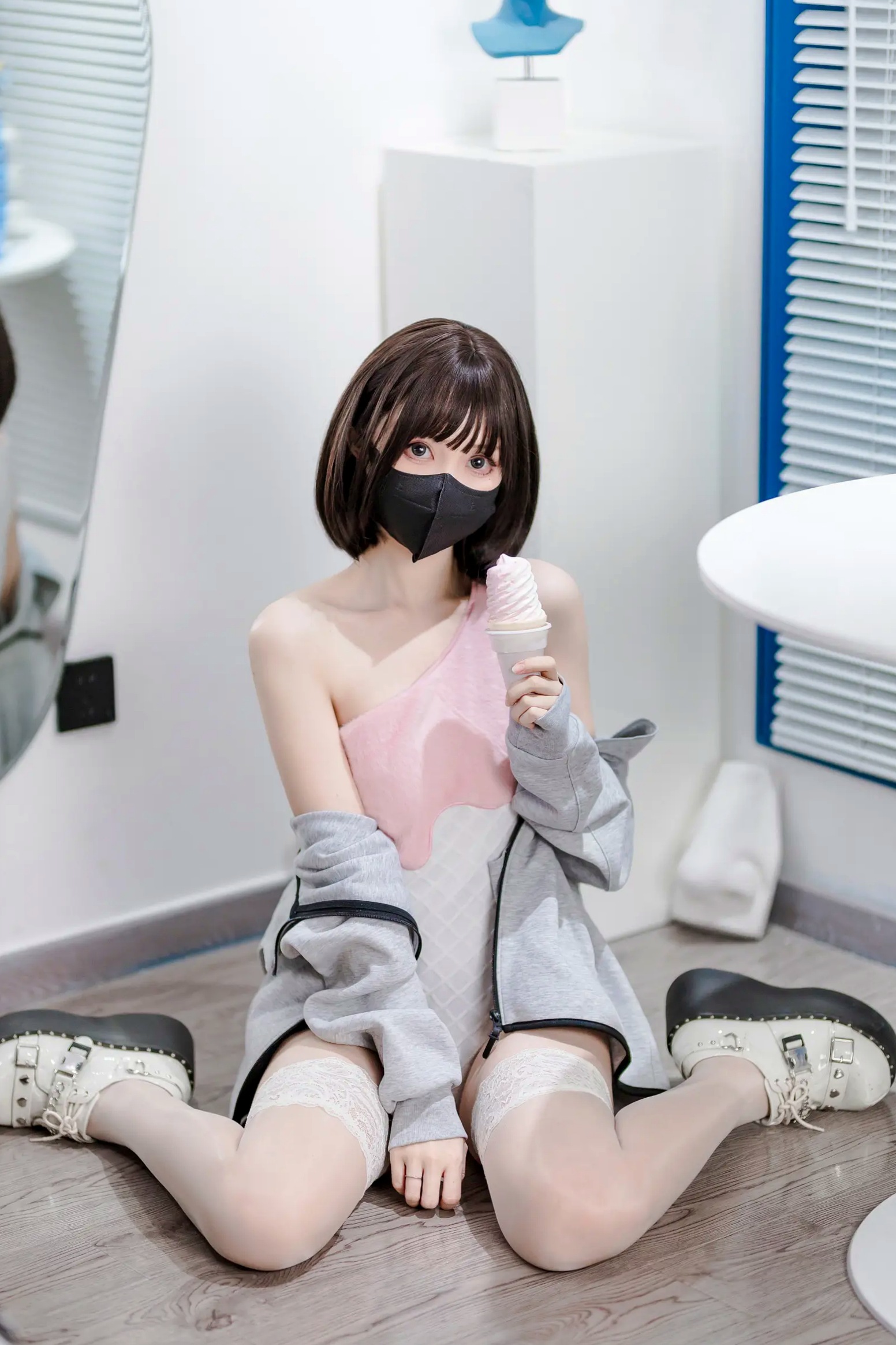 Gallery - 洛桑w伊梓 - 甜筒冰淇淋连体衣私房照，甜酷风二次元少女，修长美腿蕾丝袜居家摄影大片 [40P]诱惑制服美腿私房照萌系 女神私房照_秀色女神 - image 15
