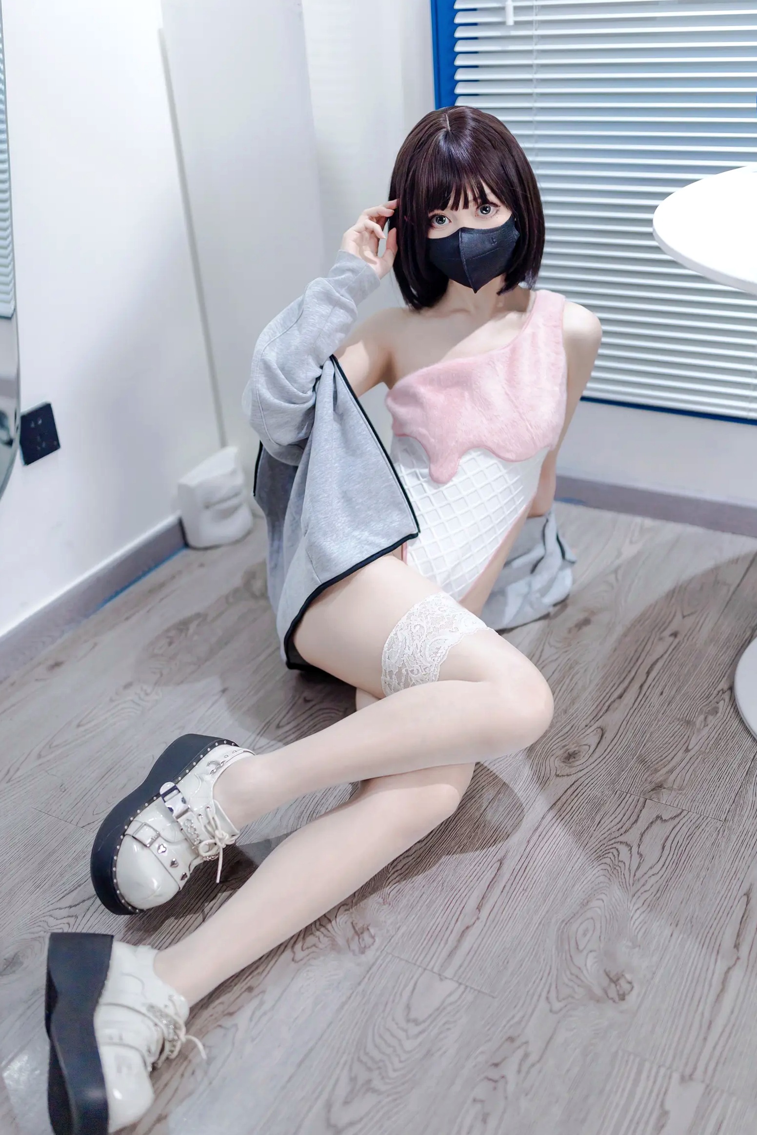 Gallery - 洛桑w伊梓 - 甜筒冰淇淋连体衣私房照，甜酷风二次元少女，修长美腿蕾丝袜居家摄影大片 [40P]诱惑制服美腿私房照萌系 女神私房照_秀色女神 - image 18