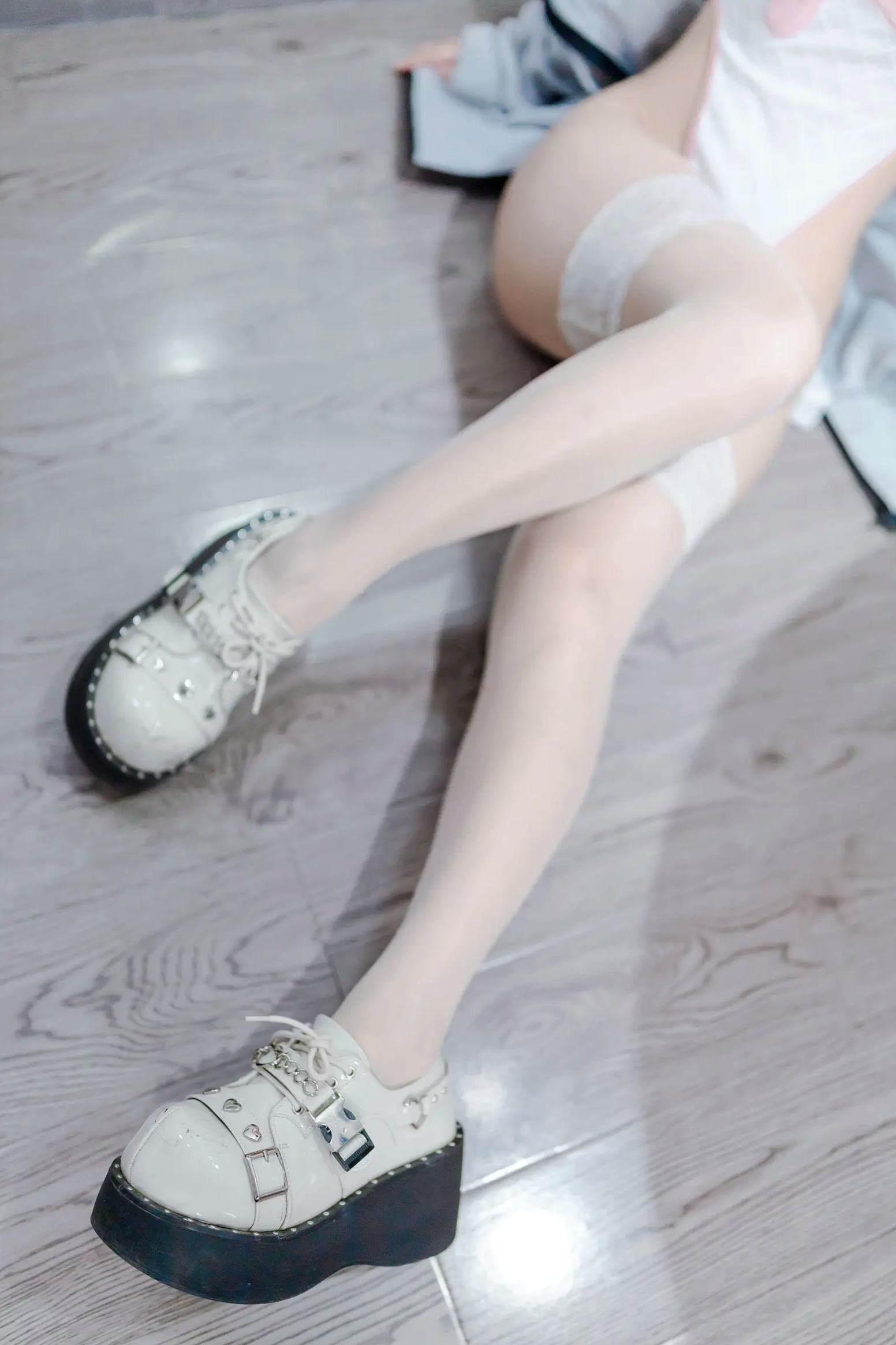 Gallery - 洛桑w伊梓 - 甜筒冰淇淋连体衣私房照，甜酷风二次元少女，修长美腿蕾丝袜居家摄影大片 [40P]诱惑制服美腿私房照萌系 女神私房照_秀色女神 - image 23
