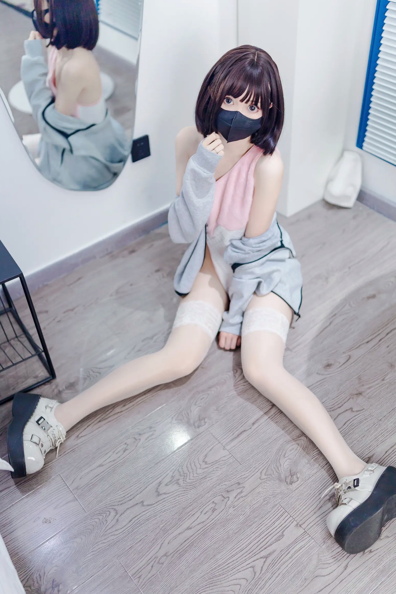Gallery - 洛桑w伊梓 - 甜筒冰淇淋连体衣私房照，甜酷风二次元少女，修长美腿蕾丝袜居家摄影大片 [40P]诱惑制服美腿私房照萌系 女神私房照_秀色女神 - image 24