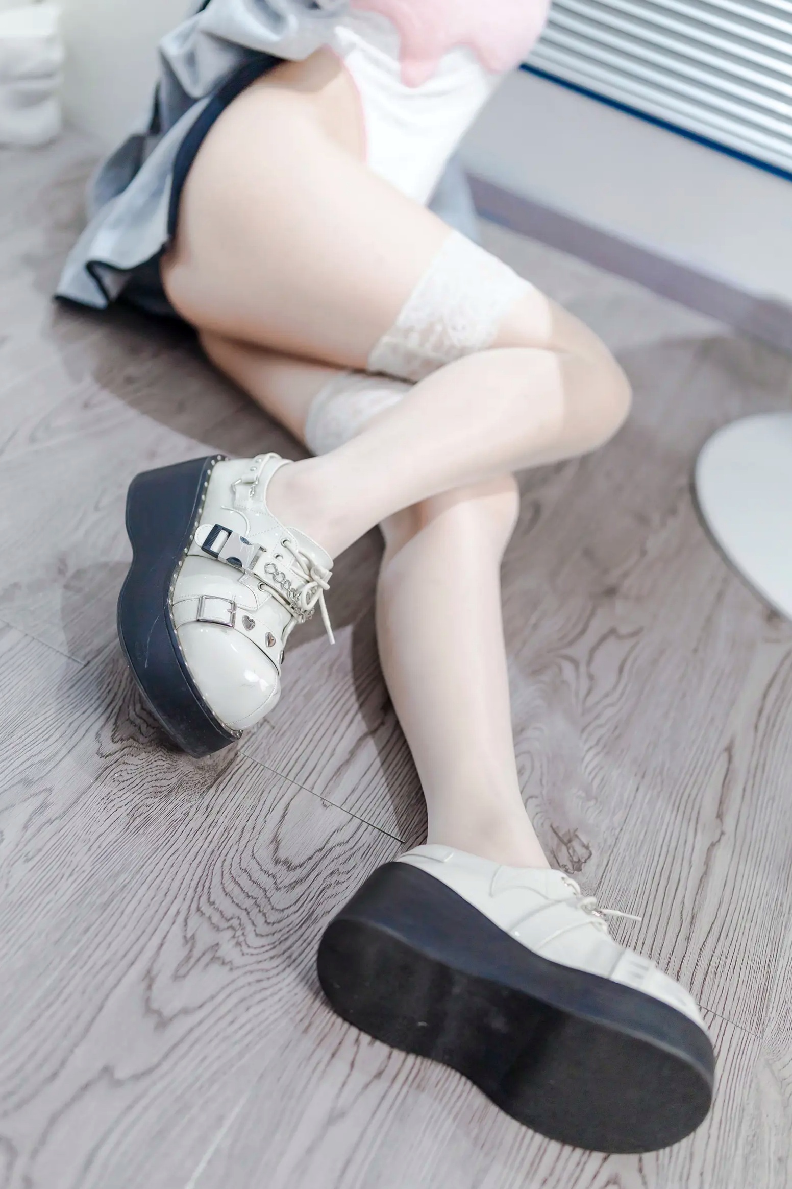 Gallery - 洛桑w伊梓 - 甜筒冰淇淋连体衣私房照，甜酷风二次元少女，修长美腿蕾丝袜居家摄影大片 [40P]诱惑制服美腿私房照萌系 女神私房照_秀色女神 - image 25