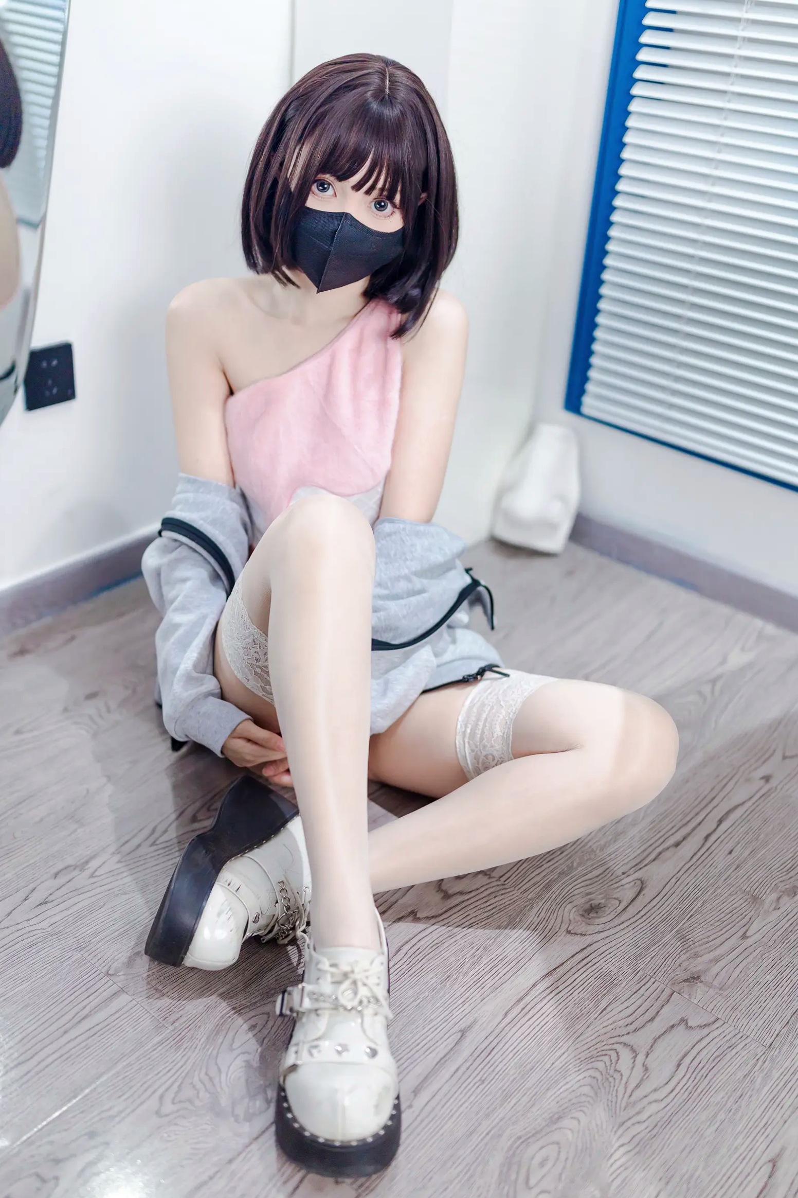 Gallery - 洛桑w伊梓 - 甜筒冰淇淋连体衣私房照，甜酷风二次元少女，修长美腿蕾丝袜居家摄影大片 [40P]诱惑制服美腿私房照萌系 女神私房照_秀色女神 - image 27