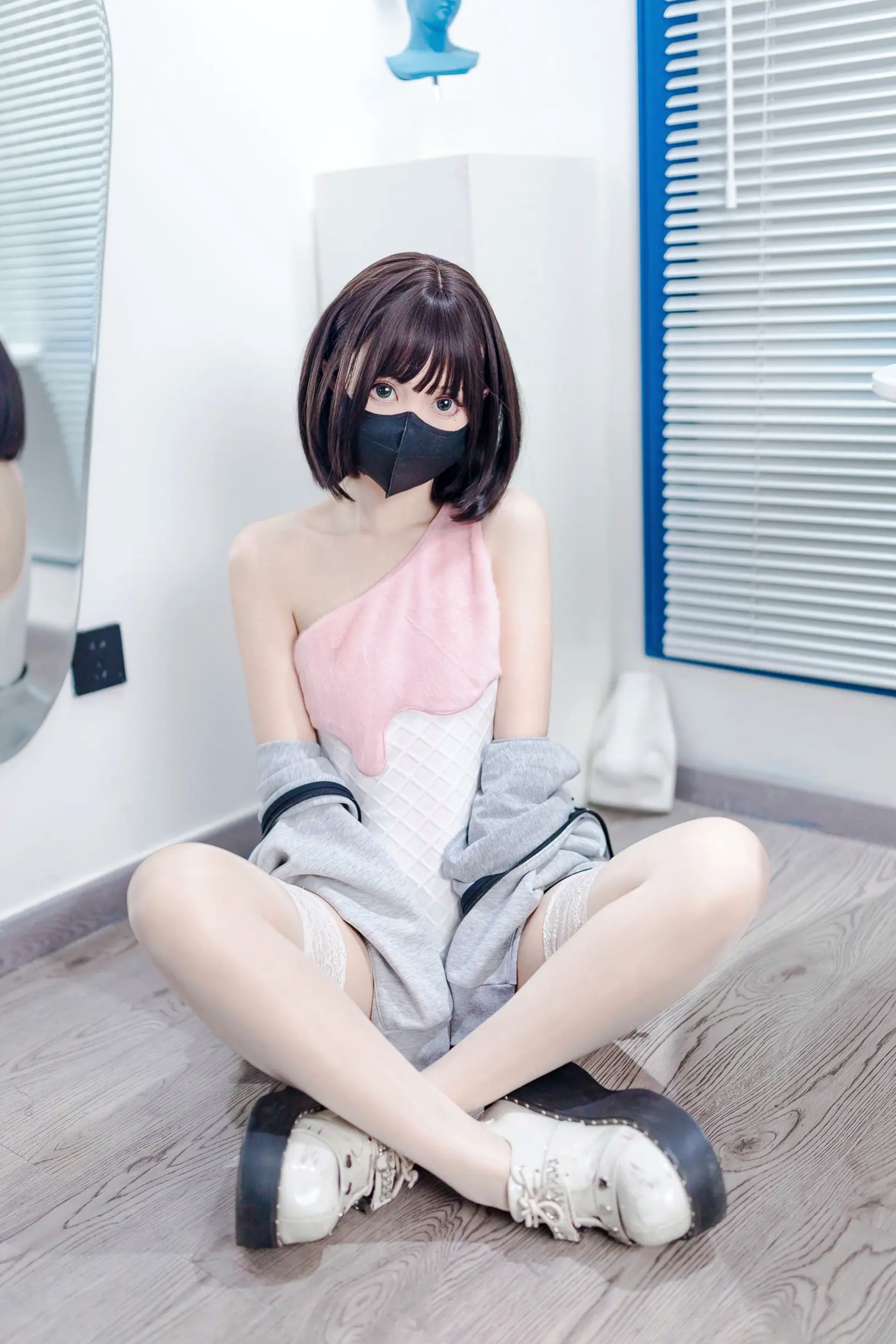 Gallery - 洛桑w伊梓 - 甜筒冰淇淋连体衣私房照，甜酷风二次元少女，修长美腿蕾丝袜居家摄影大片 [40P]诱惑制服美腿私房照萌系 女神私房照_秀色女神 - image 28