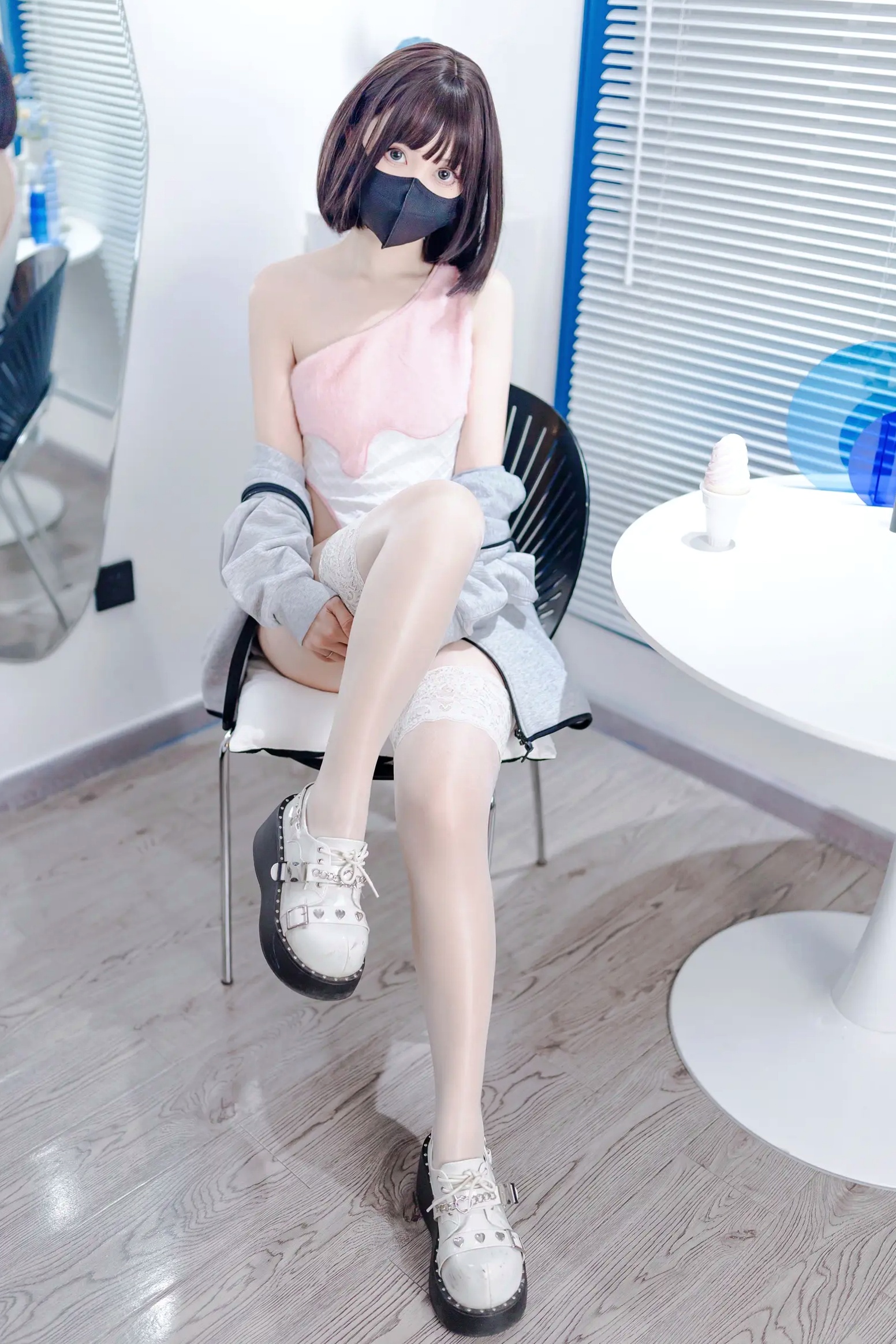 Gallery - 洛桑w伊梓 - 甜筒冰淇淋连体衣私房照，甜酷风二次元少女，修长美腿蕾丝袜居家摄影大片 [40P]诱惑制服美腿私房照萌系 女神私房照_秀色女神 - image 32