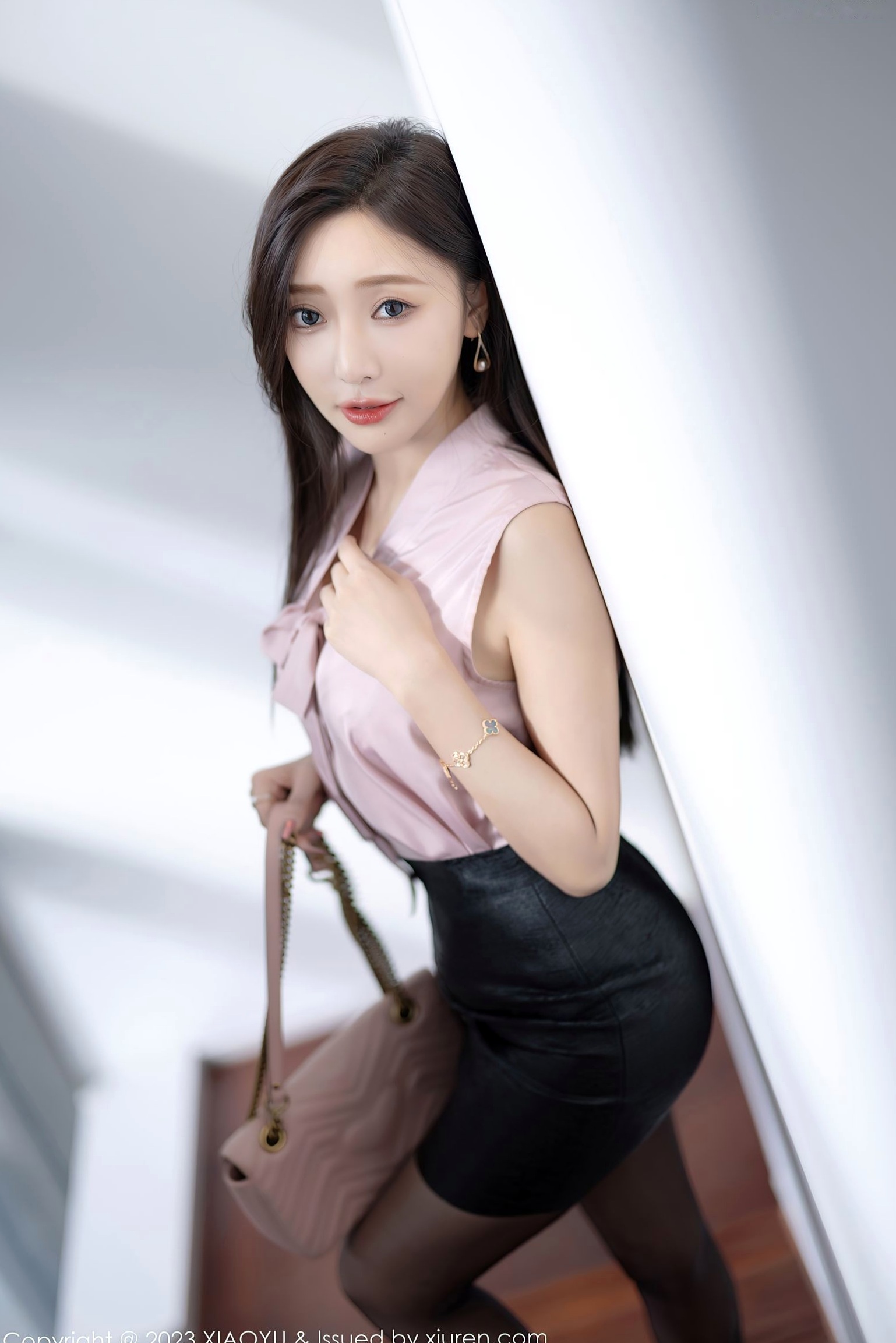 Gallery - XiaoYu语画界 - Painting World -1086-王馨瑶yanni：粉衫短裙黑丝私房照，展现极致性感诱惑美腿，绝美胴体与居家柔情视觉盛宴，无圣光大尺度福利写真语画界 - Painting World 性感诱惑丝袜私房照美腿 女神私房照_秀色女神 - image 2